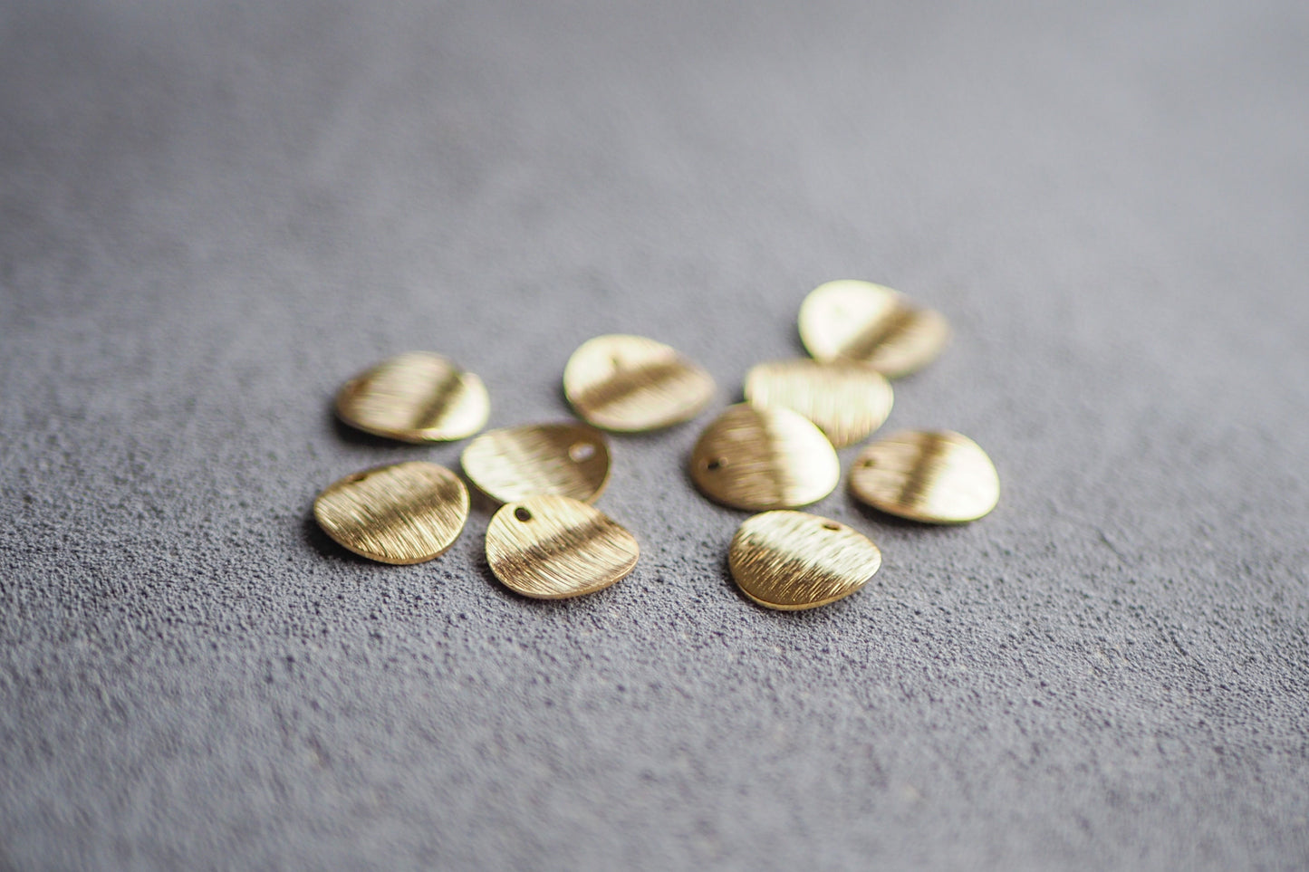 10 Anhänger 10mm gebogene gebürstete Plättchen, 24 Karat vergoldet o. 925er versilbert, aus Messing, Rund Kreis, Schmuckzubehör