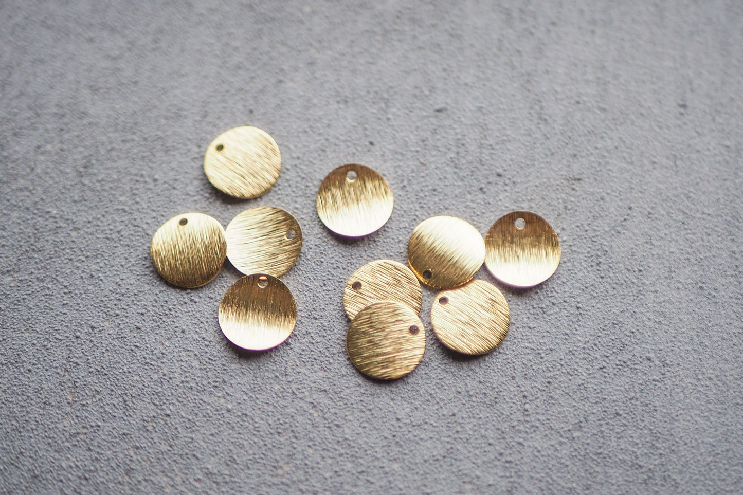 10 Anhänger 10mm gebogene gebürstete Plättchen, 24 Karat vergoldet o. 925er versilbert, aus Messing, Rund Kreis, Schmuckzubehör