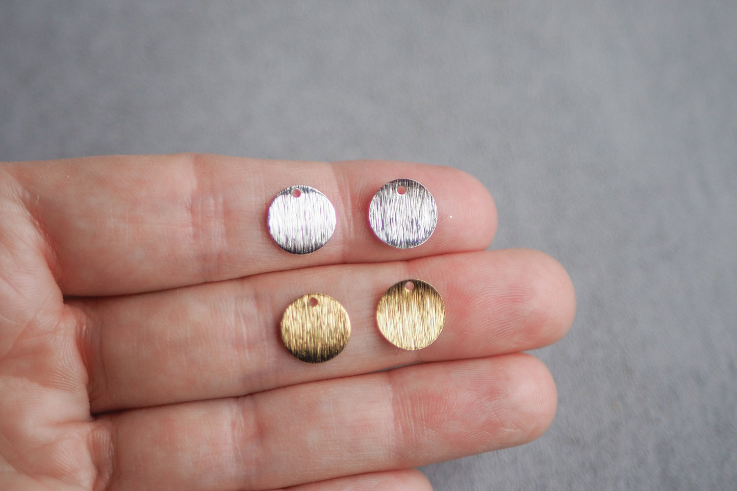 10 Anhänger 10mm gebogene gebürstete Plättchen, 24 Karat vergoldet o. 925er versilbert, aus Messing, Rund Kreis, Schmuckzubehör