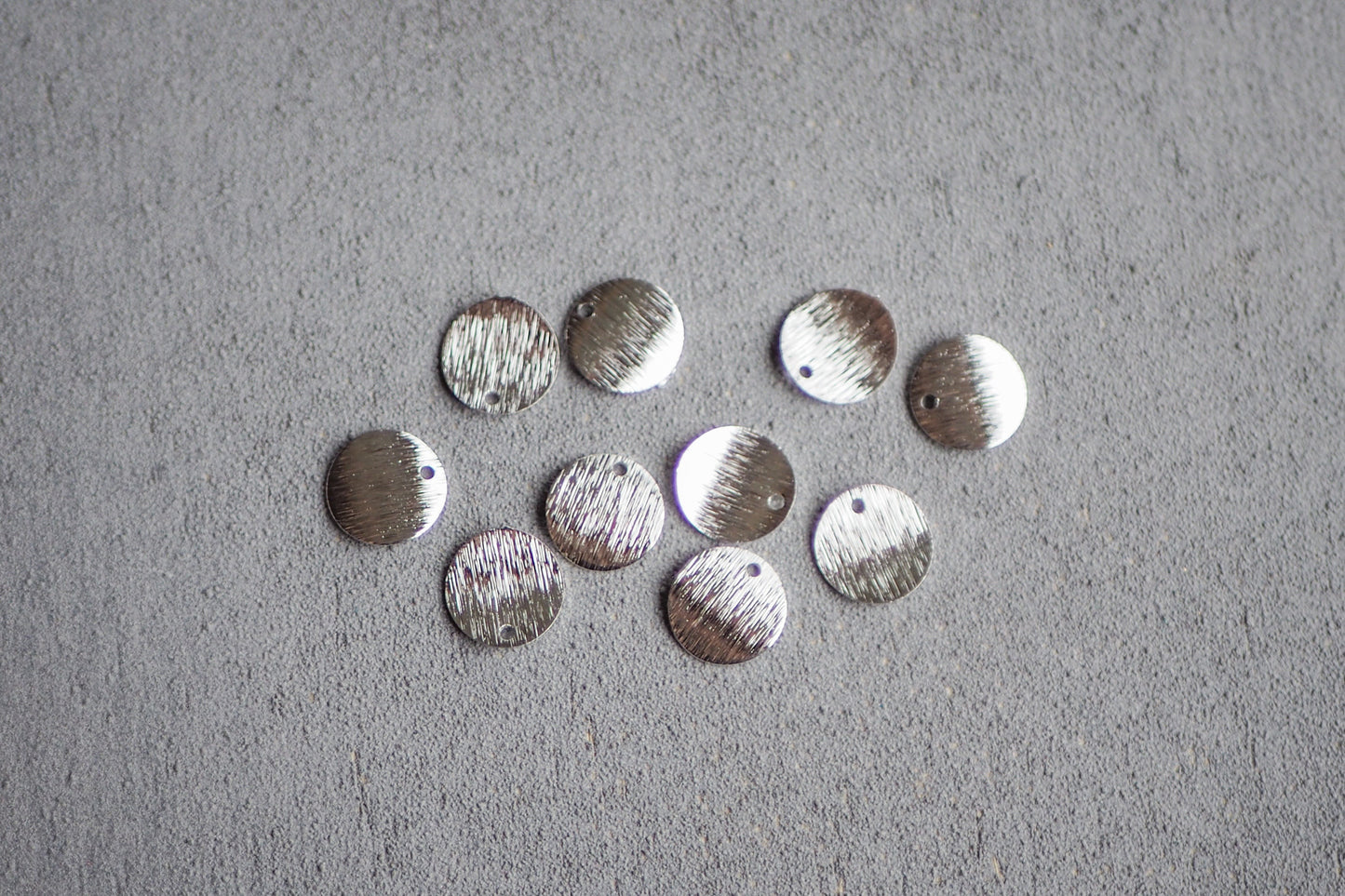 10 Anhänger 10mm gebogene gebürstete Plättchen, 24 Karat vergoldet o. 925er versilbert, aus Messing, Rund Kreis, Schmuckzubehör