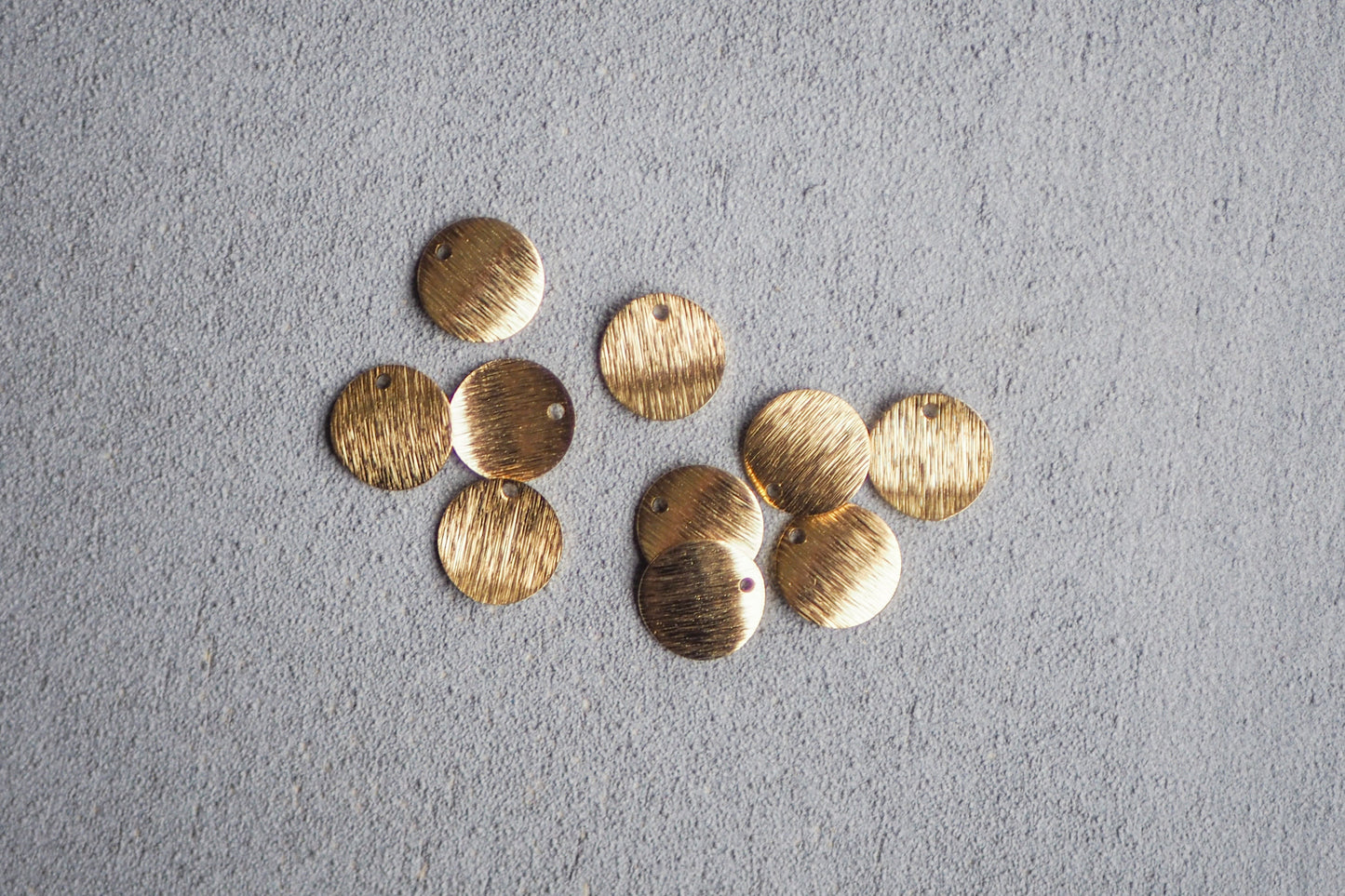 10 Anhänger 10mm gebogene gebürstete Plättchen, 24 Karat vergoldet o. 925er versilbert, aus Messing, Rund Kreis, Schmuckzubehör