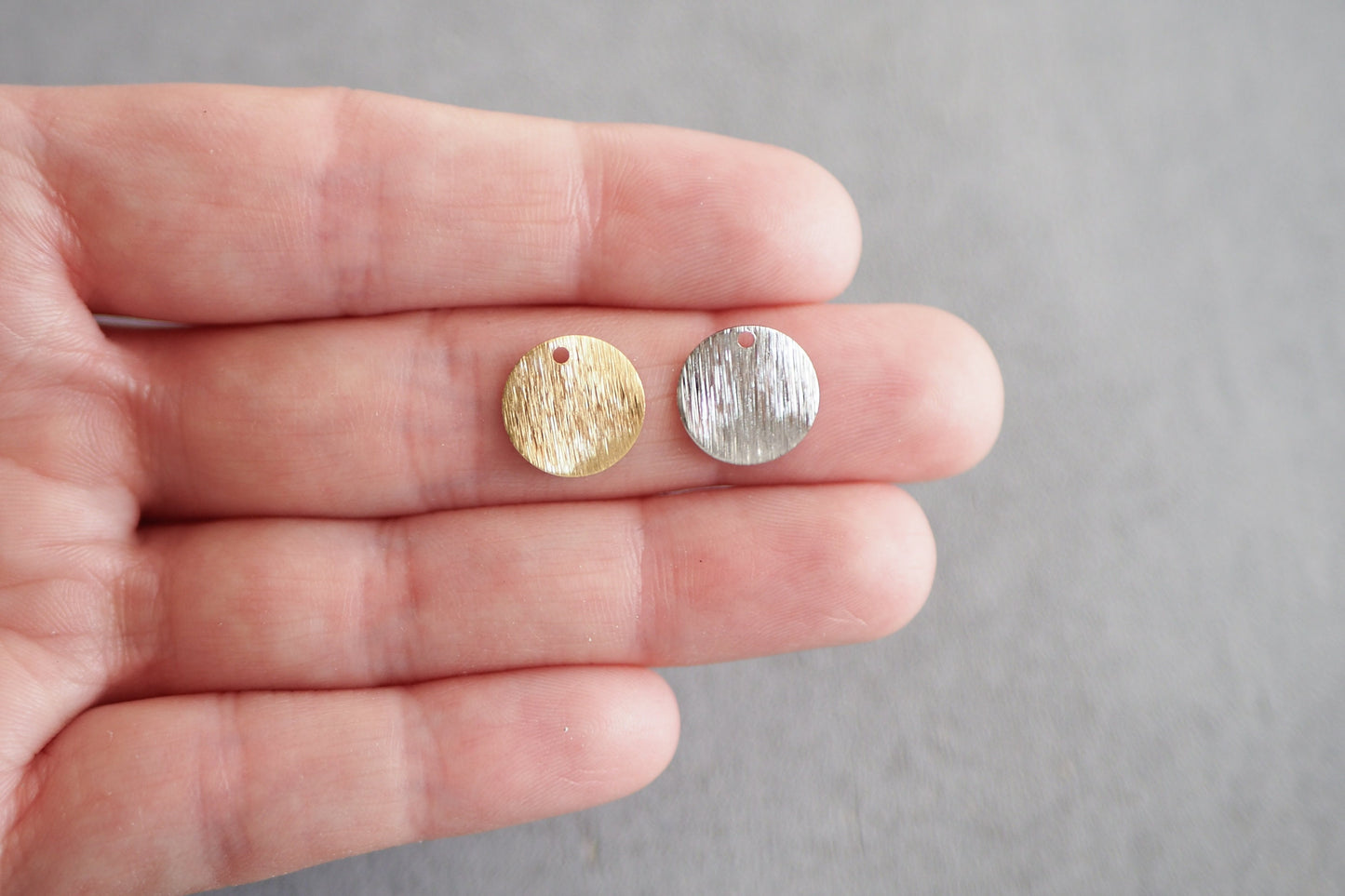 10 gewellte Anhänger 12mm aus gebürstetem Rohmessing, 18 Karat vergoldet o. platiniert, geometrisch Kreis, Schmuckzubehör