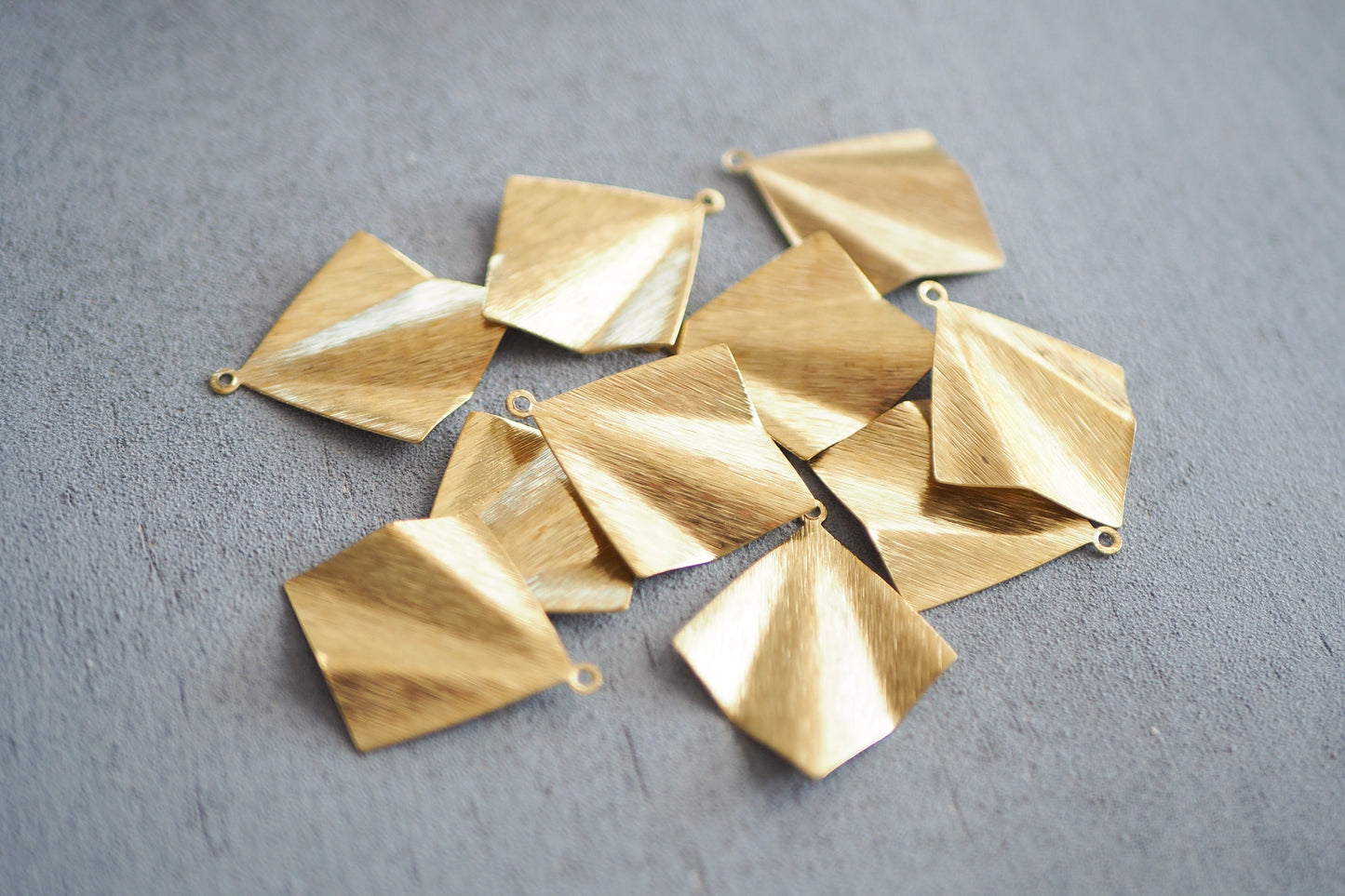 10 Anhänger in Fächerform, gebürstetes Messing, 18 Karat vergoldet ,platiniert, Gold Platin, geometrisch gefaltet, Schmuckzubehör