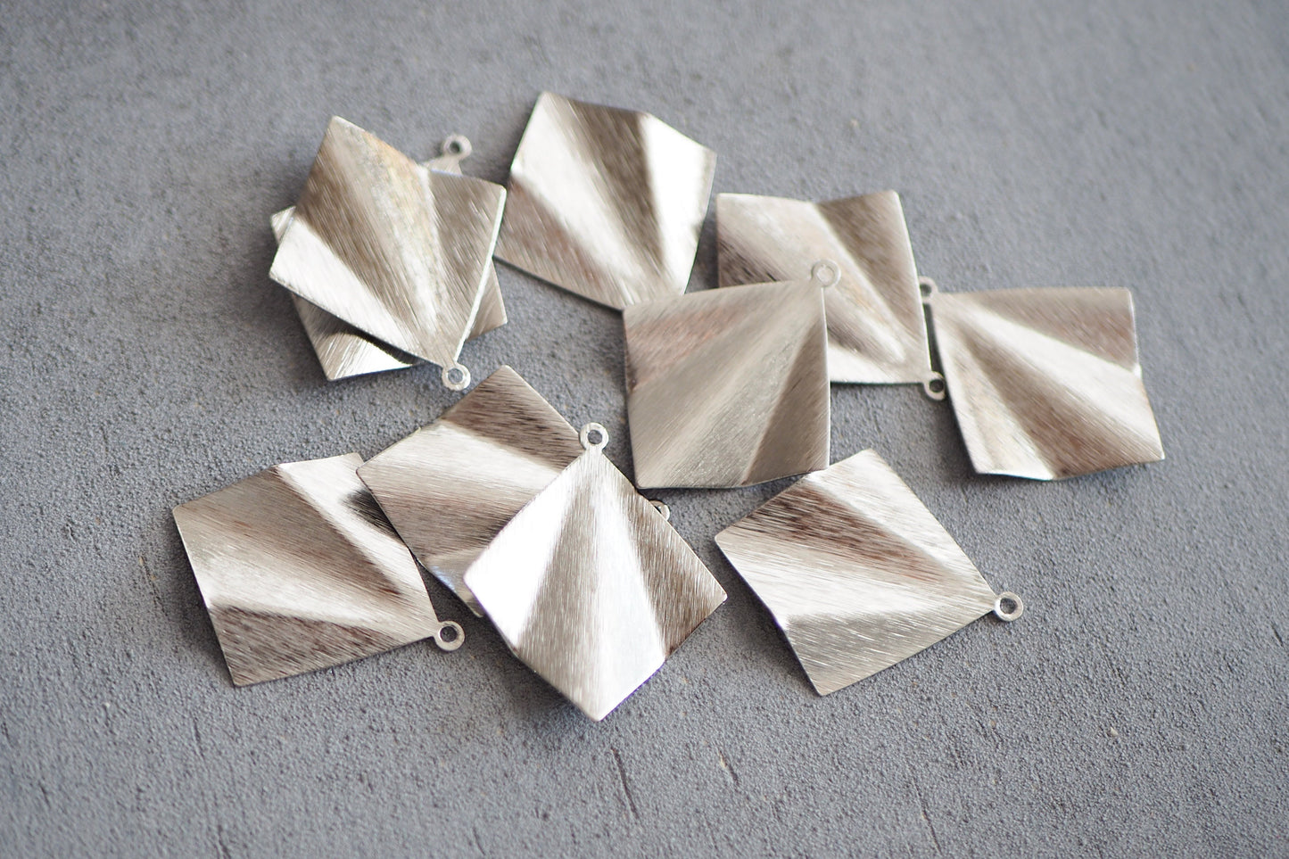 10 Anhänger in Fächerform, gebürstetes Messing, 18 Karat vergoldet ,platiniert, Gold Platin, geometrisch gefaltet, Schmuckzubehör