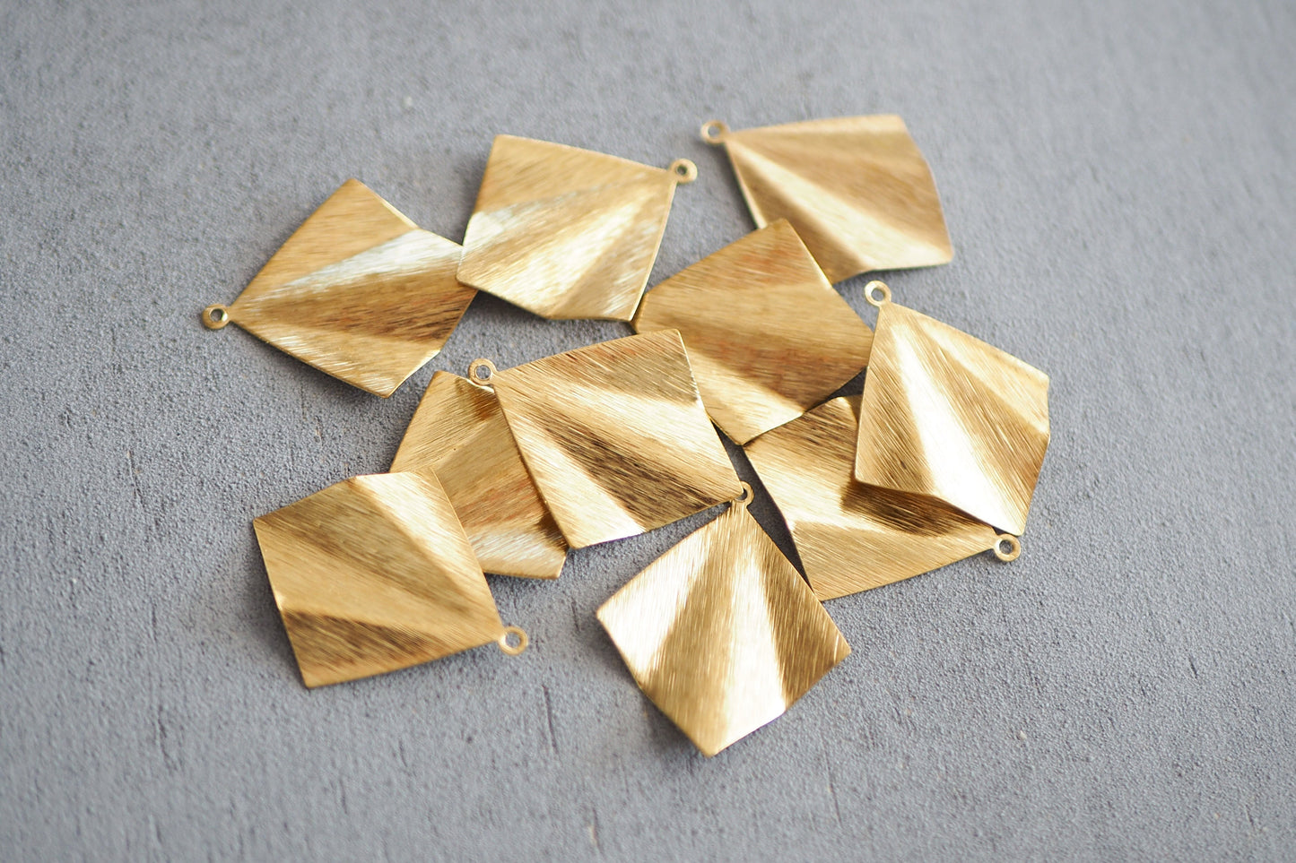 10 Anhänger in Fächerform, gebürstetes Messing, 18 Karat vergoldet ,platiniert, Gold Platin, geometrisch gefaltet, Schmuckzubehör