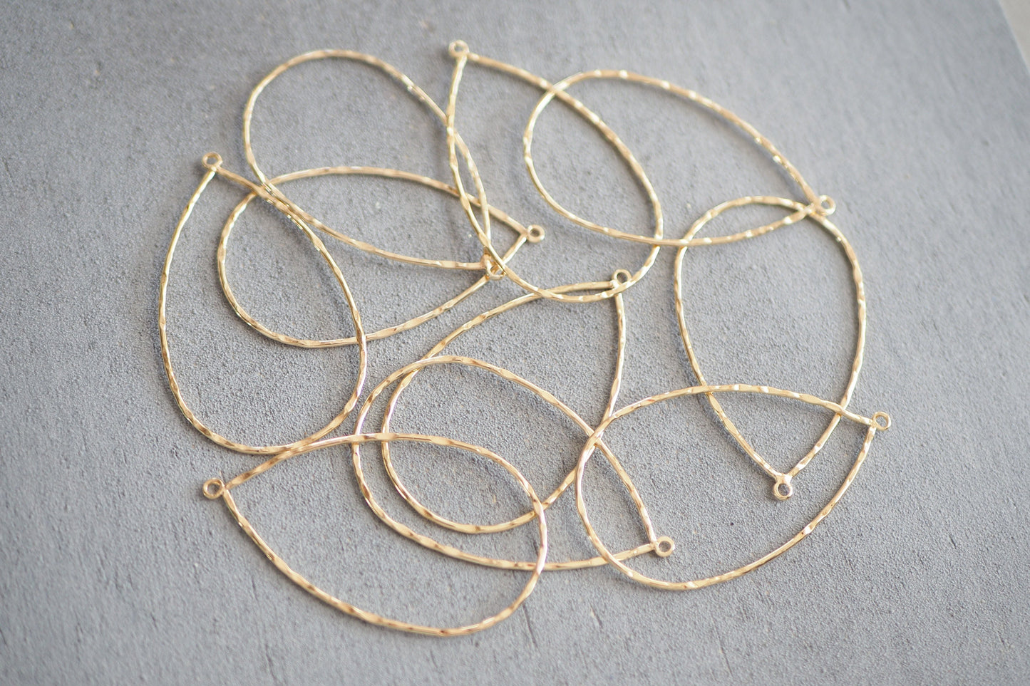 6 große gehämmerte Tropfen Anhänger, 55mm x 29mm, tropfenförmig, 18 Karat echt vergoldet, Verbinder Schmuckzubehör