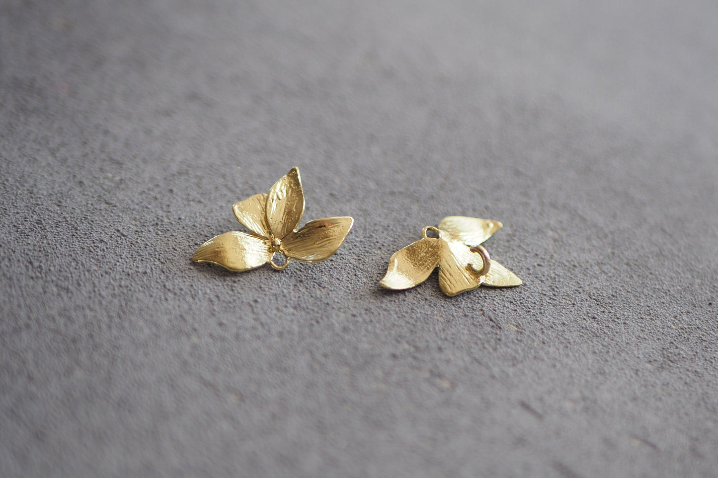 10 Verbinder aus Rohmessing, Blüte Blume Orchidee, Anhänger Charm Metallelement Schmuckzubehör