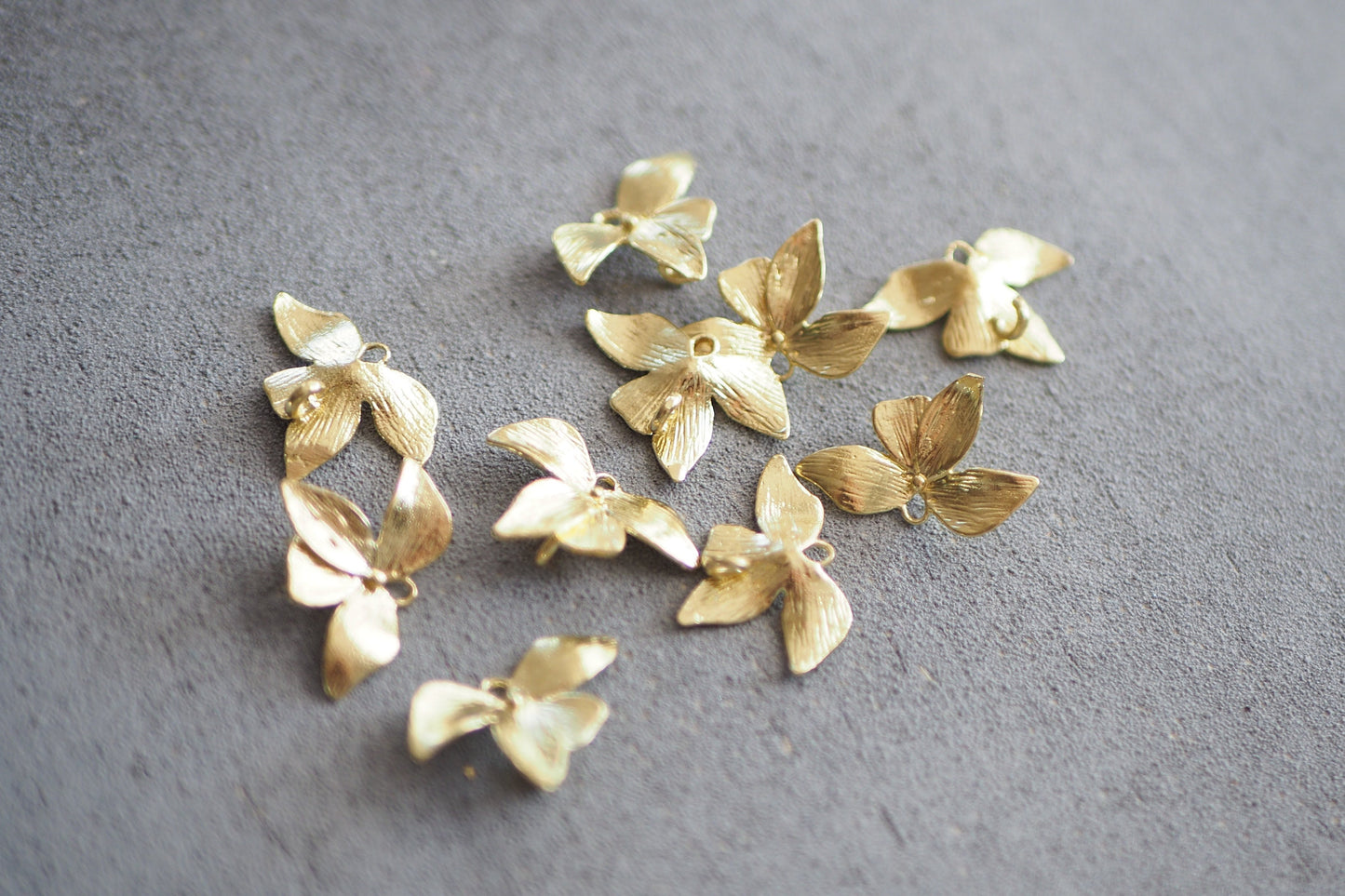10 Verbinder aus Rohmessing, Blüte Blume Orchidee, Anhänger Charm Metallelement Schmuckzubehör