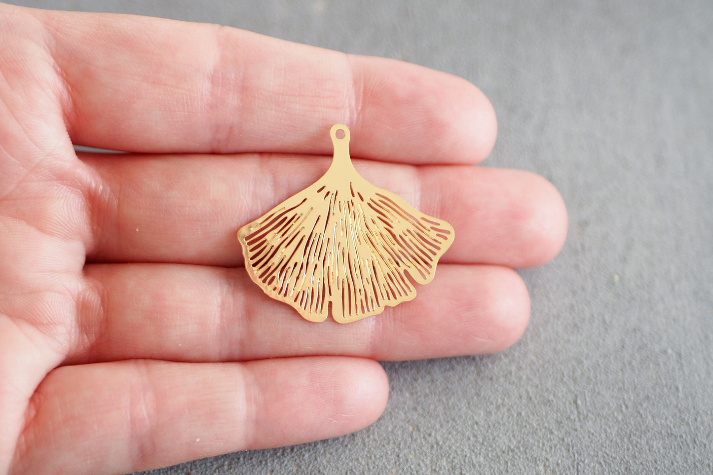 10 Ginkgo Blatt Anhänger aus Messing, 30mm in Gold, Silber oder Roségold, Ginko Baum Pflanze, Charm Schmuckzubehör