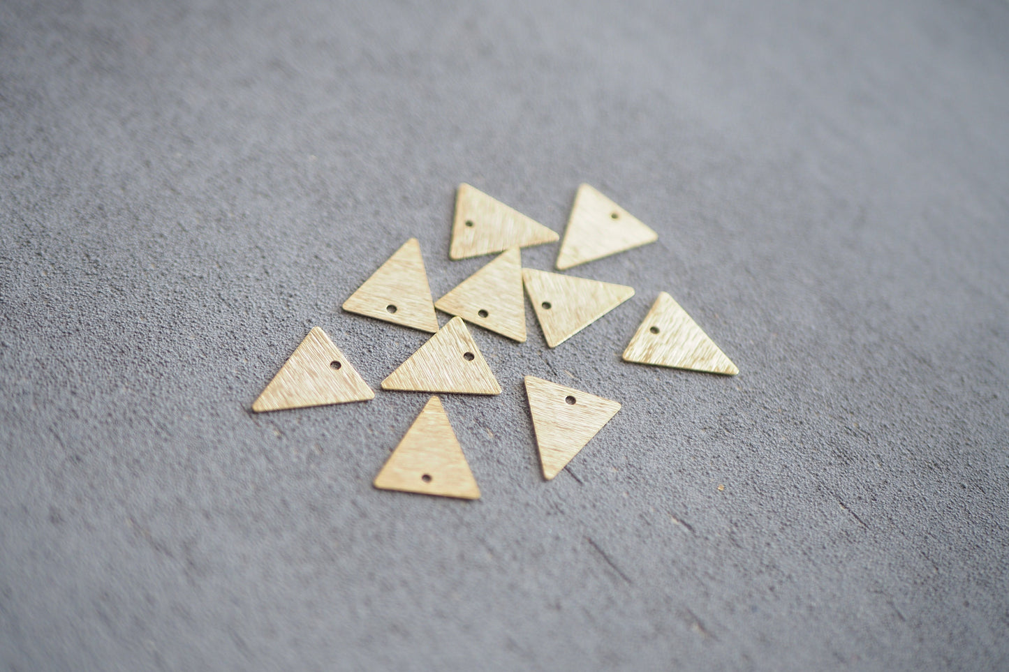 10 dreieckige Anhänger 13mm aus gebürstetem Rohmessing, 24 Karat vergoldet o. versilbert, geometrisch Dreieck minimalistisch, Schmuckzubehör