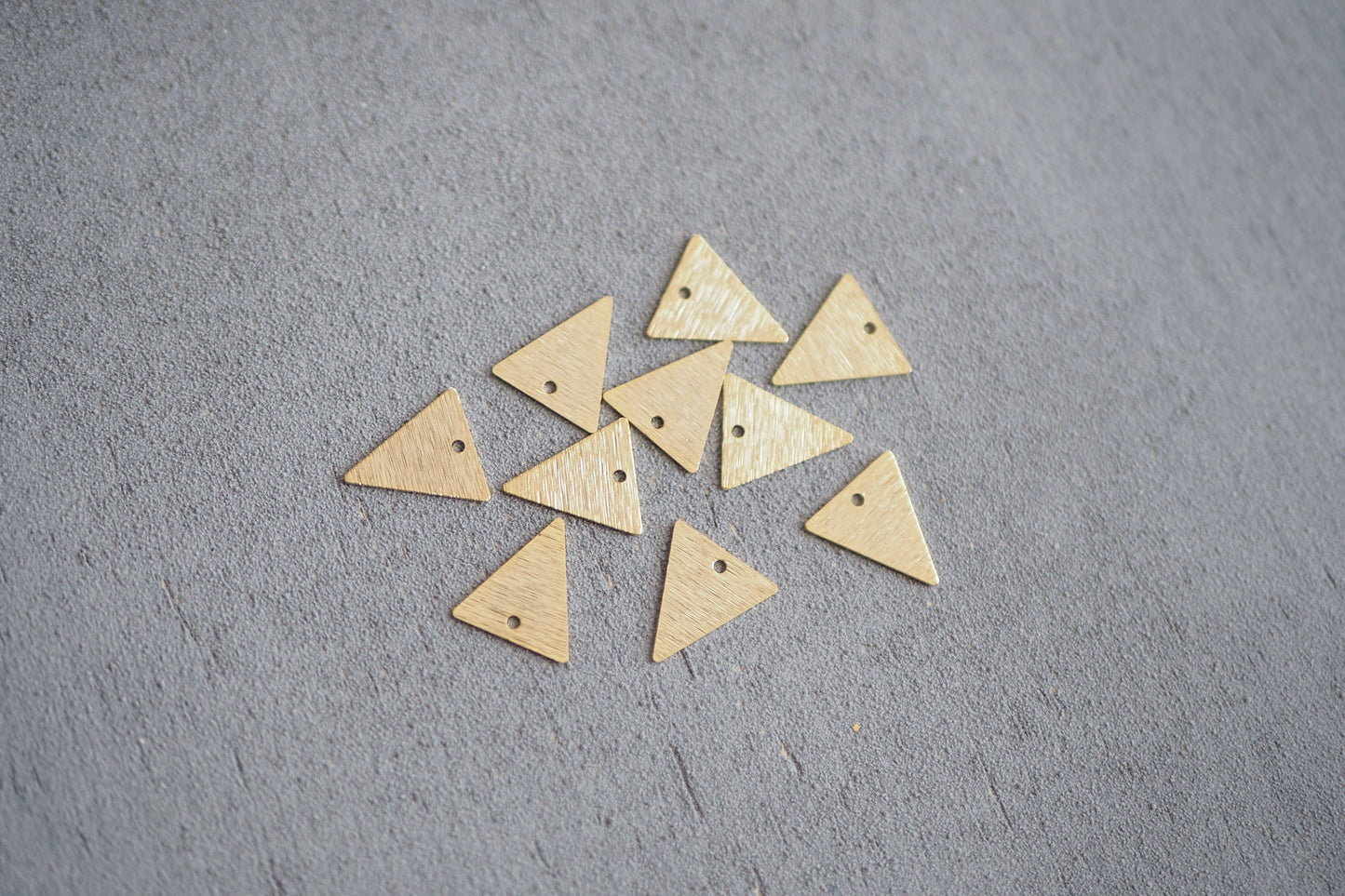 10 dreieckige Anhänger 13mm aus gebürstetem Rohmessing, 24 Karat vergoldet o. versilbert, geometrisch Dreieck minimalistisch, Schmuckzubehör