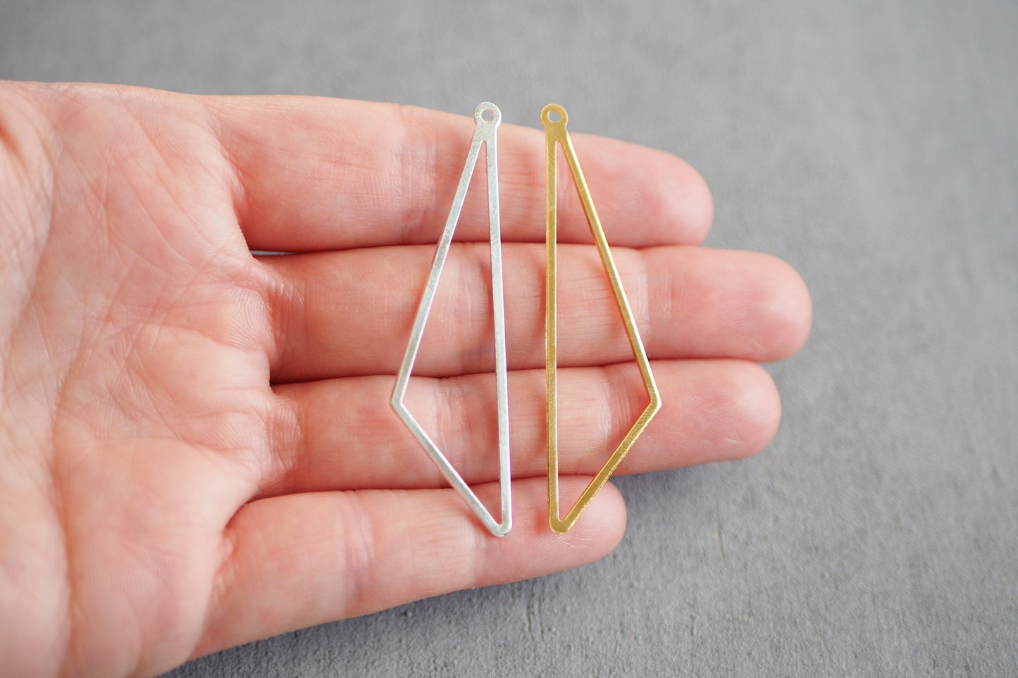 6 dreieckige Anhänger aus Messing, 57mm lang, 24 Karat vergoldet o. 925er versilbert, geometrisch Dreieck minimalistisch, Schmuckzubehör