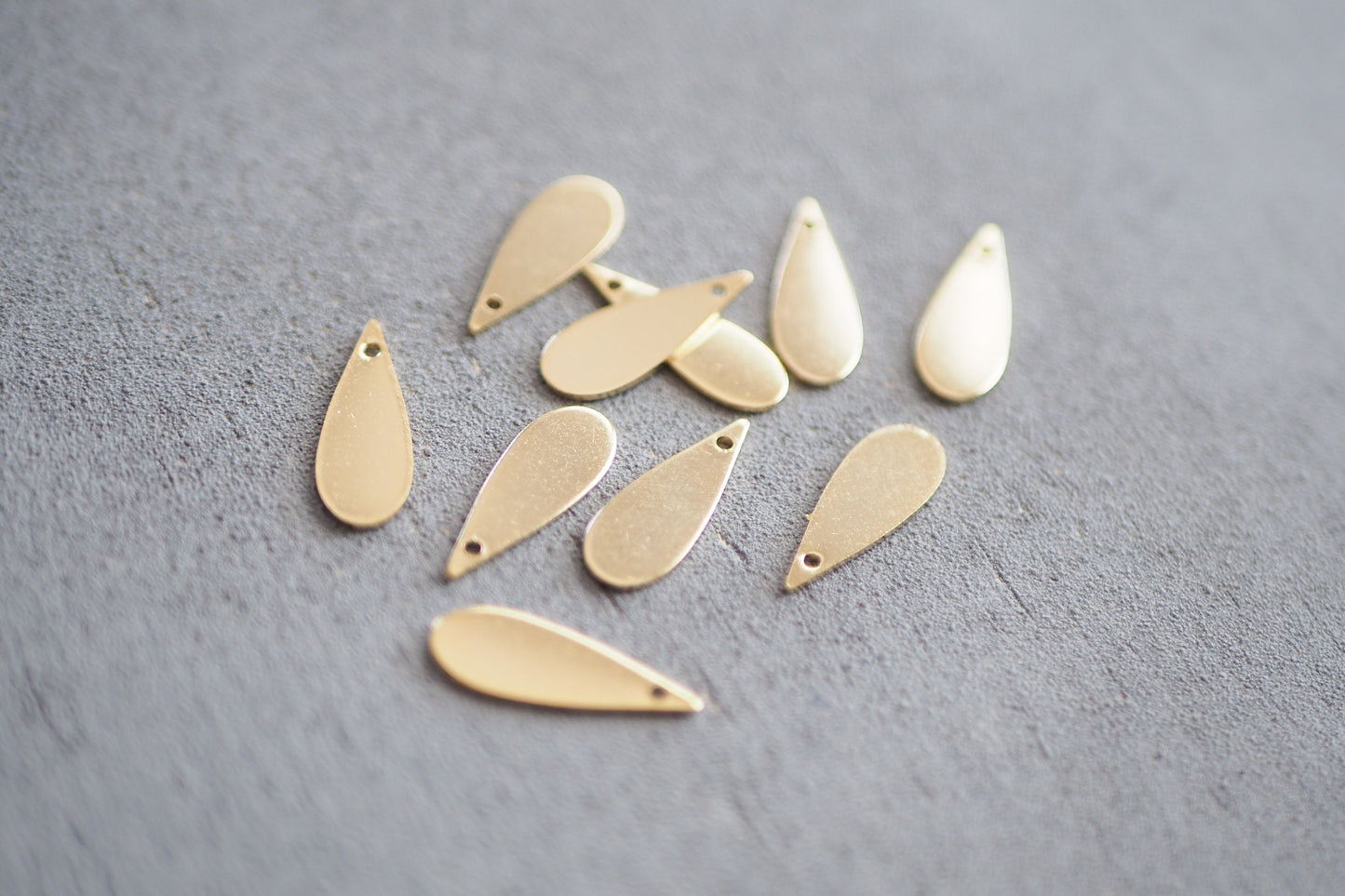 10 Tropfen Anhänger 19 x 7mm aus Rohmessing 24 Karat vergoldet o. 925er versilbert, geometrisch Träne minimalistisch, Schmuckzubehör