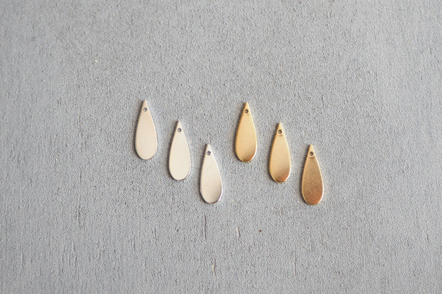 10 Tropfen Anhänger 19 x 7mm aus Rohmessing 24 Karat vergoldet o. 925er versilbert, geometrisch Träne minimalistisch, Schmuckzubehör