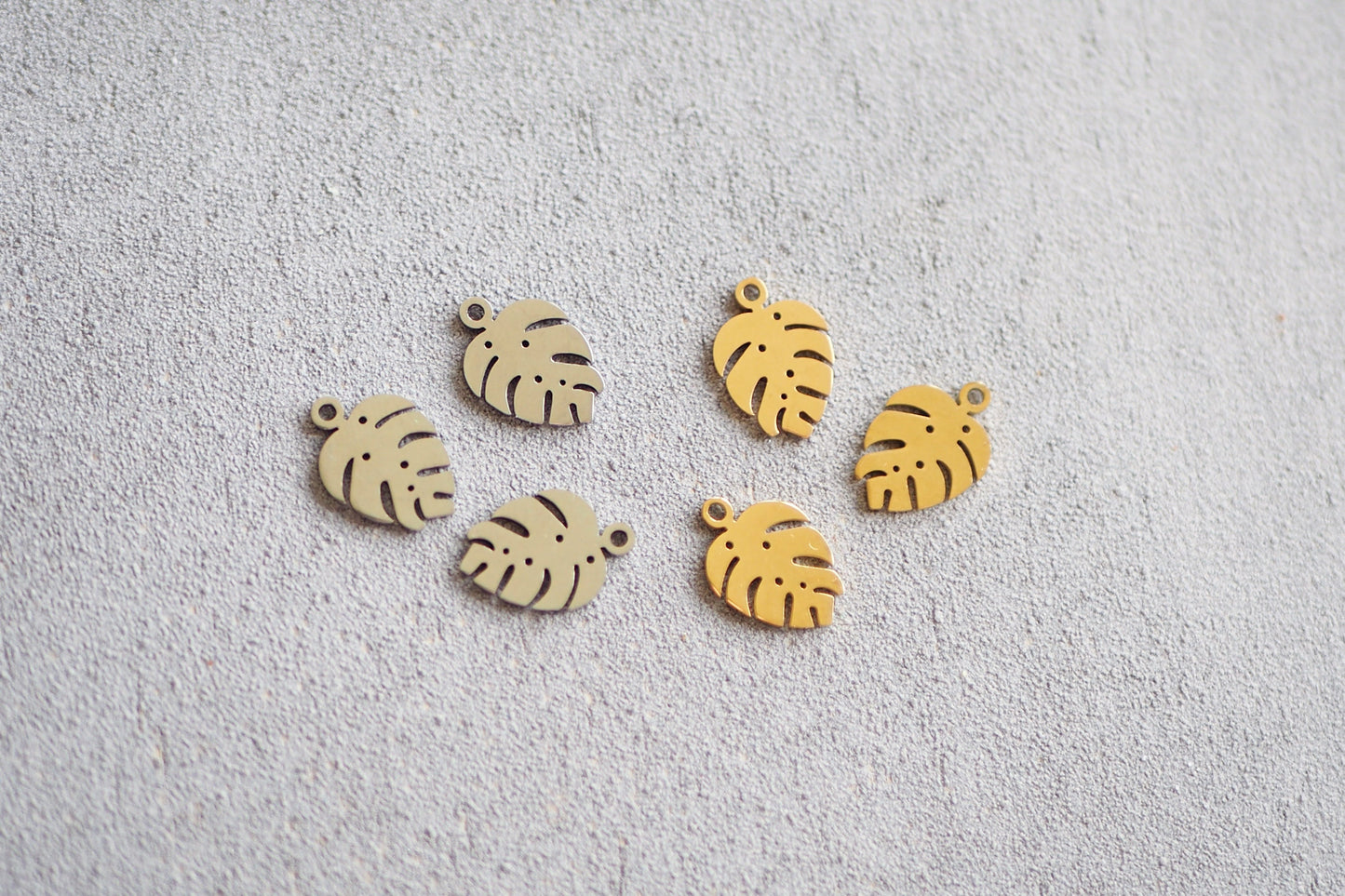 10 Monstera Anhänger, gold Edelstahl, Blatt Fensterblatt Pflanze, Schmuckzubehör