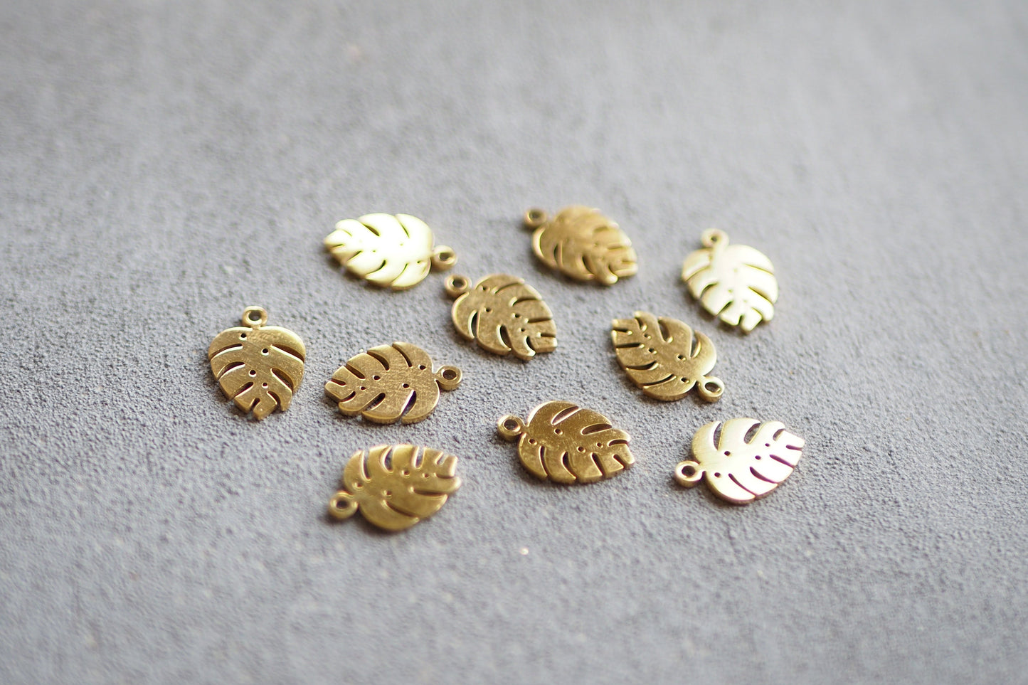 10 Monstera Anhänger, gold Edelstahl, Blatt Fensterblatt Pflanze, Schmuckzubehör