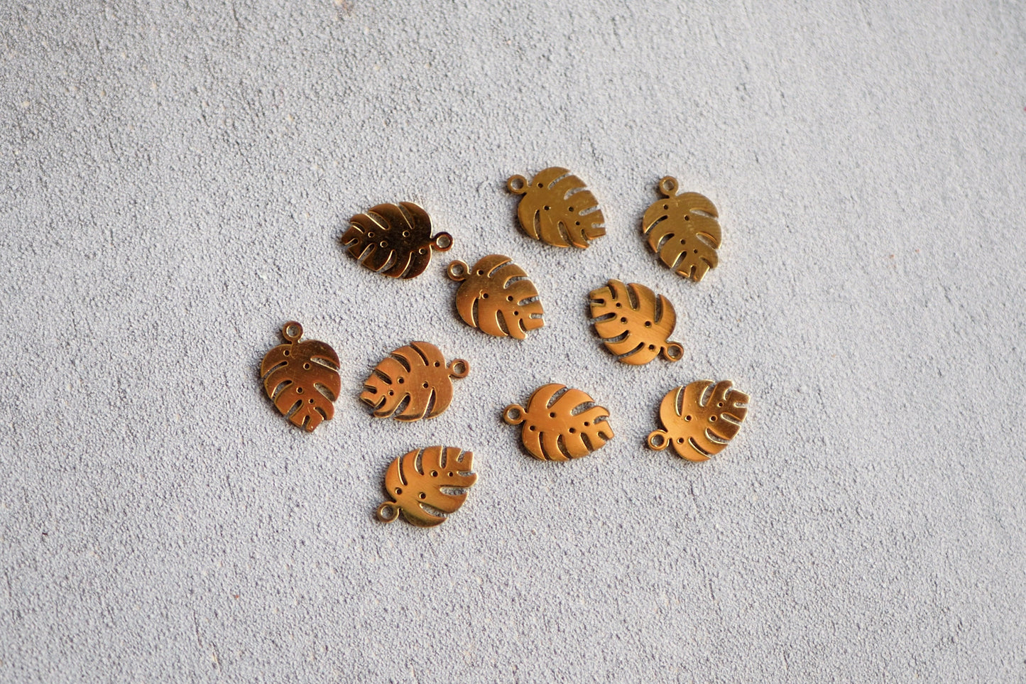 10 Monstera Anhänger, gold Edelstahl, Blatt Fensterblatt Pflanze, Schmuckzubehör