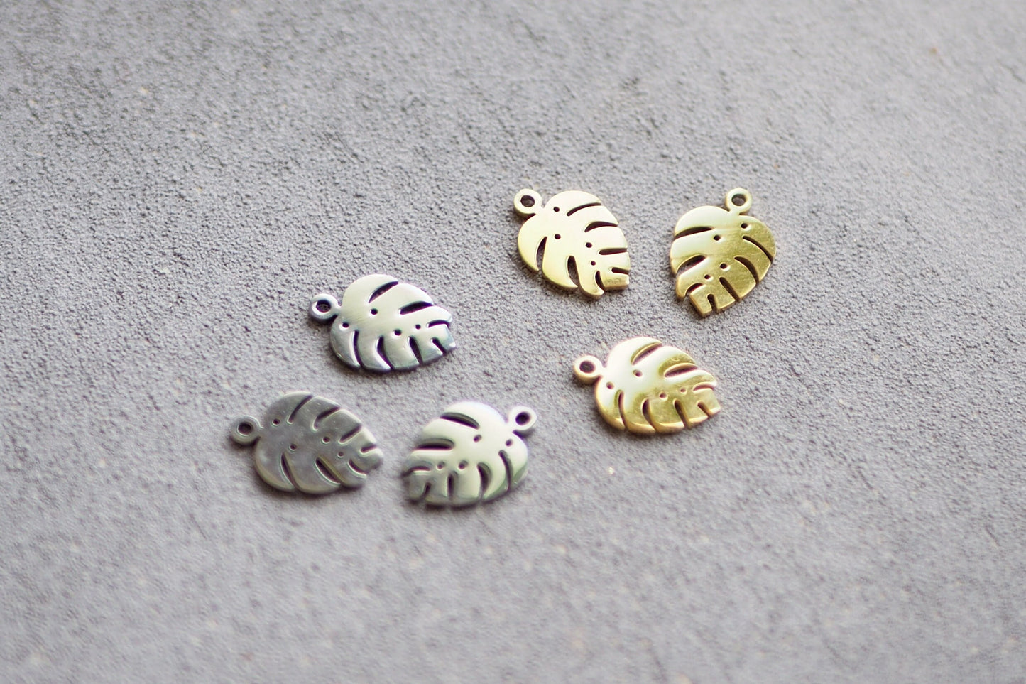 10 Monstera Anhänger, gold Edelstahl, Blatt Fensterblatt Pflanze, Schmuckzubehör