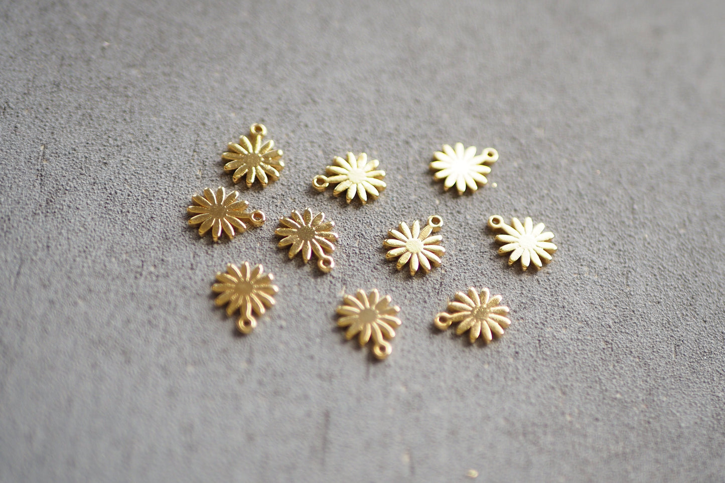 10 kleine Blumen Anhänger aus Messing, 18 Karat echt vergoldet, 10x8mm, Blume Gänseblümchen Blüte Seerose Charm, Schmuckzubehör