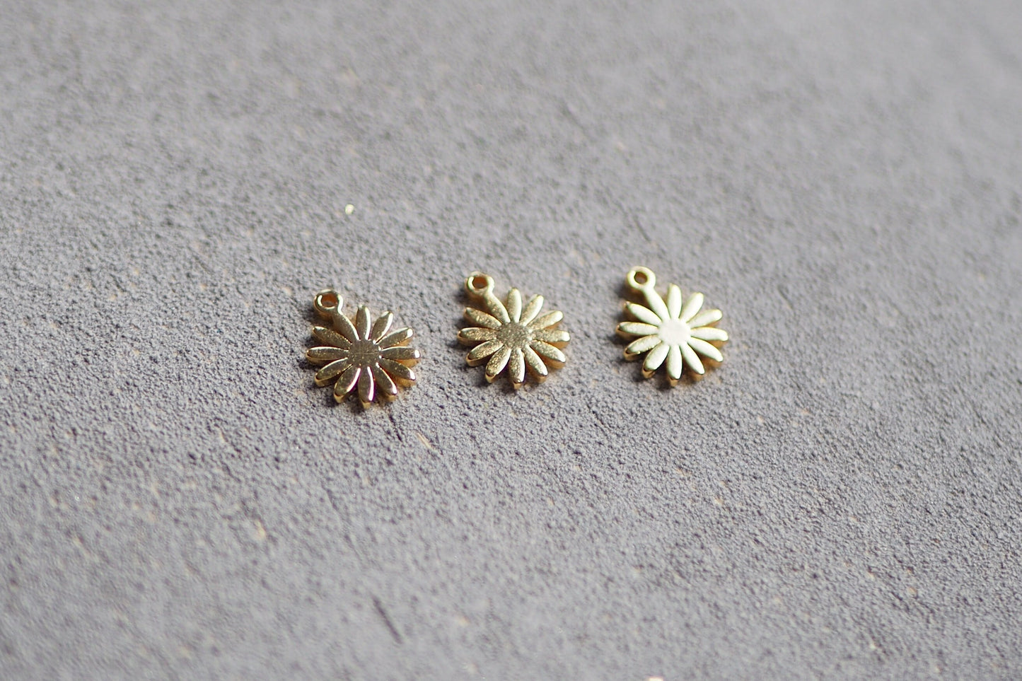 10 kleine Blumen Anhänger aus Messing, 18 Karat echt vergoldet, 10x8mm, Blume Gänseblümchen Blüte Seerose Charm, Schmuckzubehör