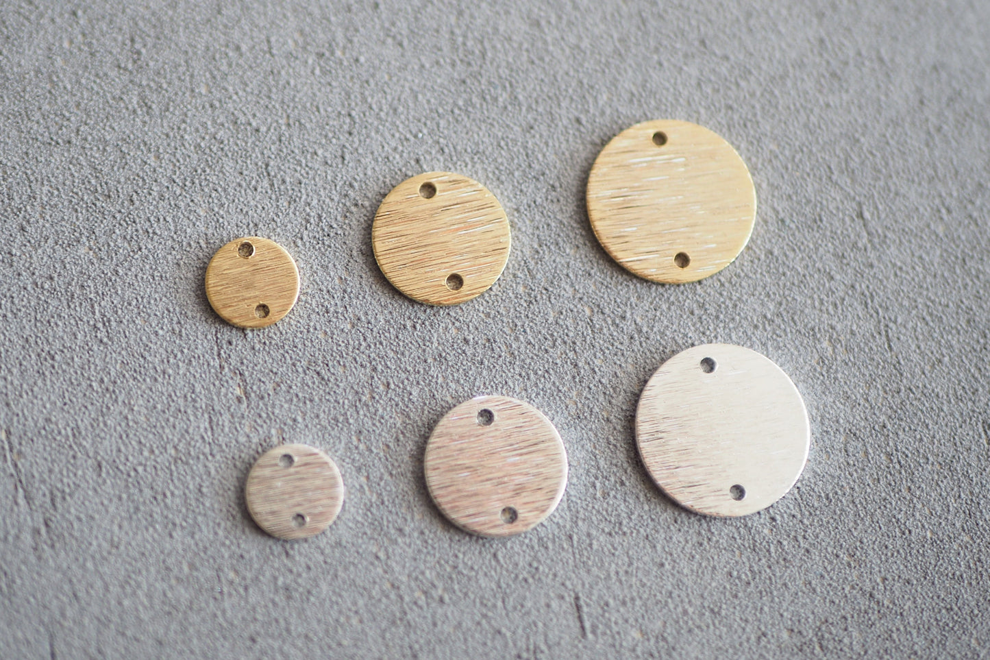 10 runde Plättchen Anhänger in 8mm o. 12mm aus Messing, echt vergoldet o. versilbert, gebürstet Struktur Kreis Ring , Schmuckzubehör