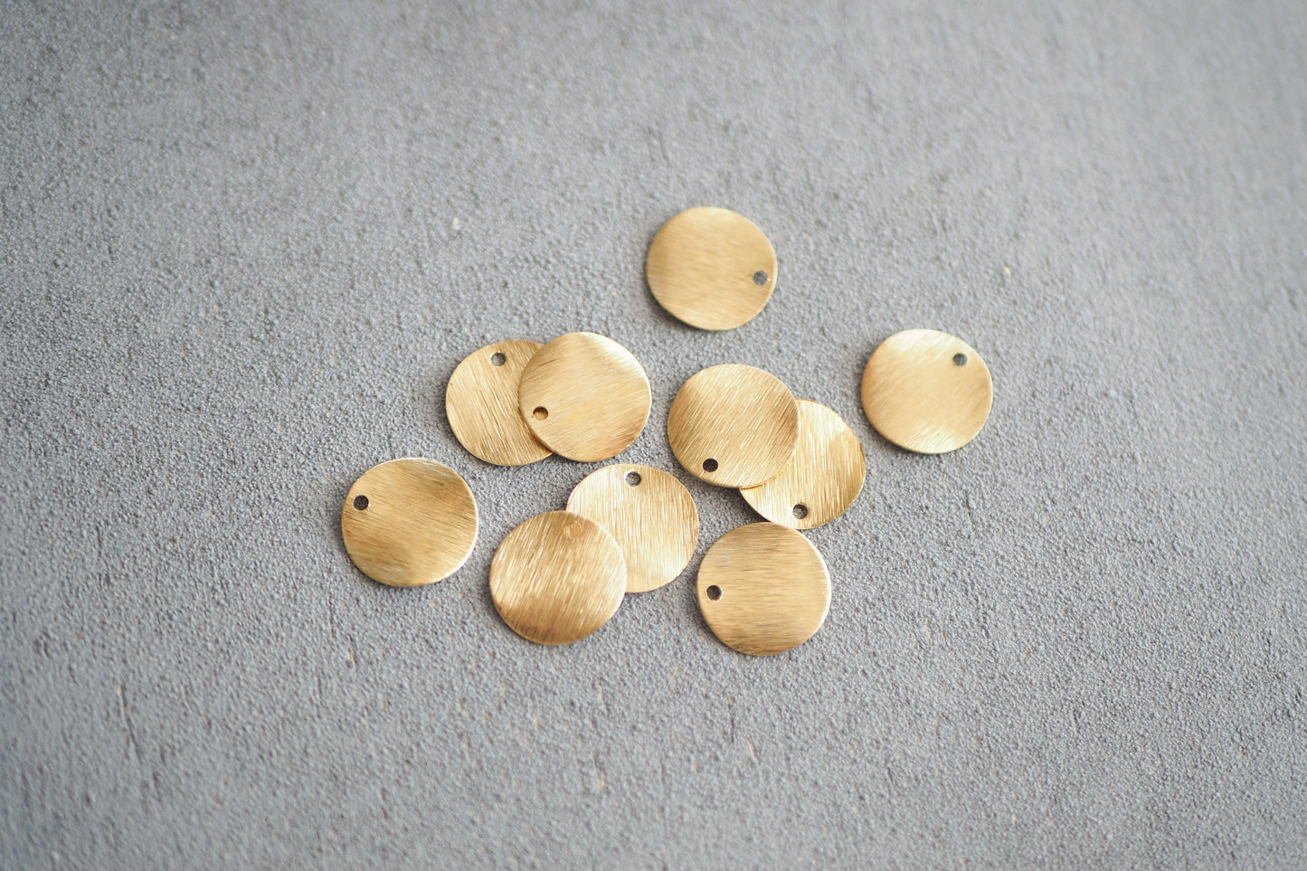 10 gewellte Anhänger 12mm aus gebürstetem Rohmessing, 18 Karat vergoldet o. platiniert, geometrisch Kreis, Schmuckzubehör