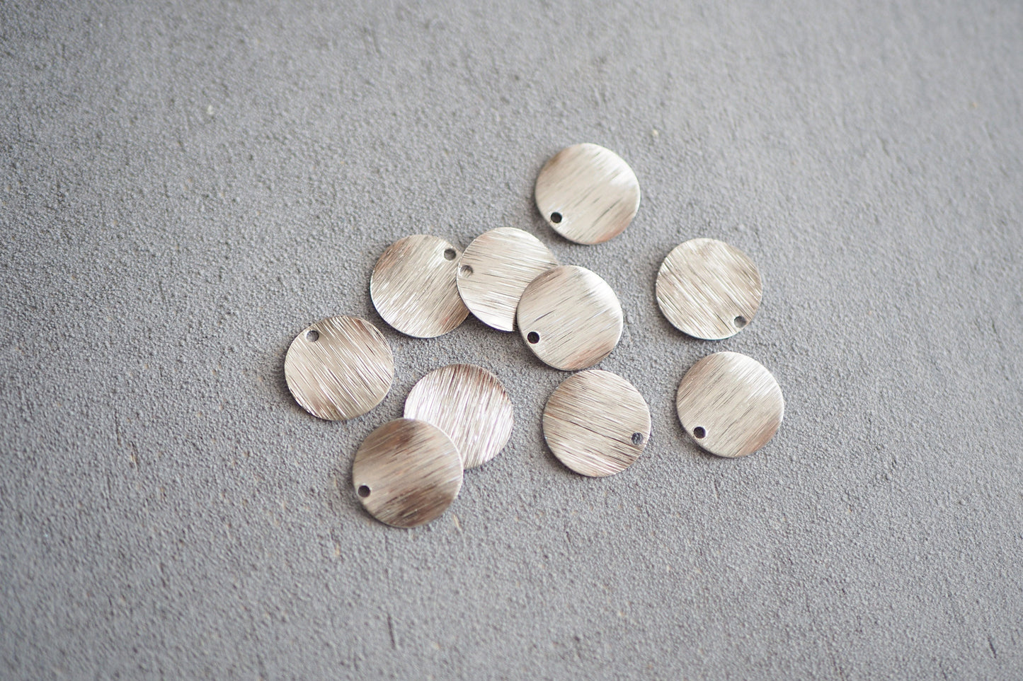 10 gewellte Anhänger 12mm aus gebürstetem Rohmessing, 18 Karat vergoldet o. platiniert, geometrisch Kreis, Schmuckzubehör