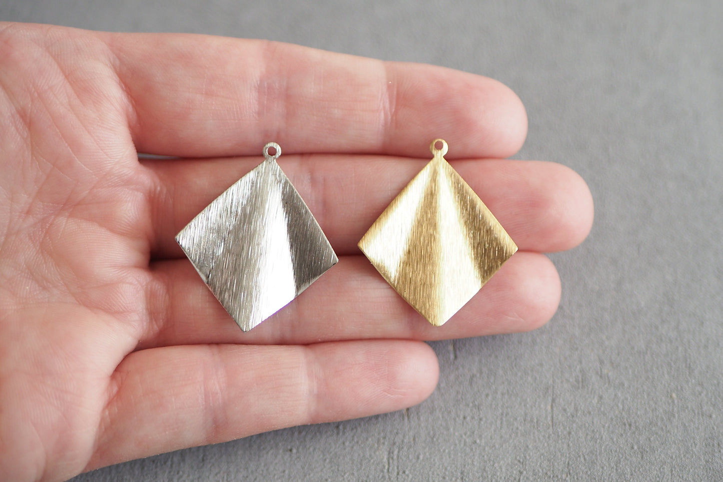 10 Anhänger in Fächerform, gebürstetes Messing, 18 Karat vergoldet ,platiniert, Gold Platin, geometrisch gefaltet, Schmuckzubehör