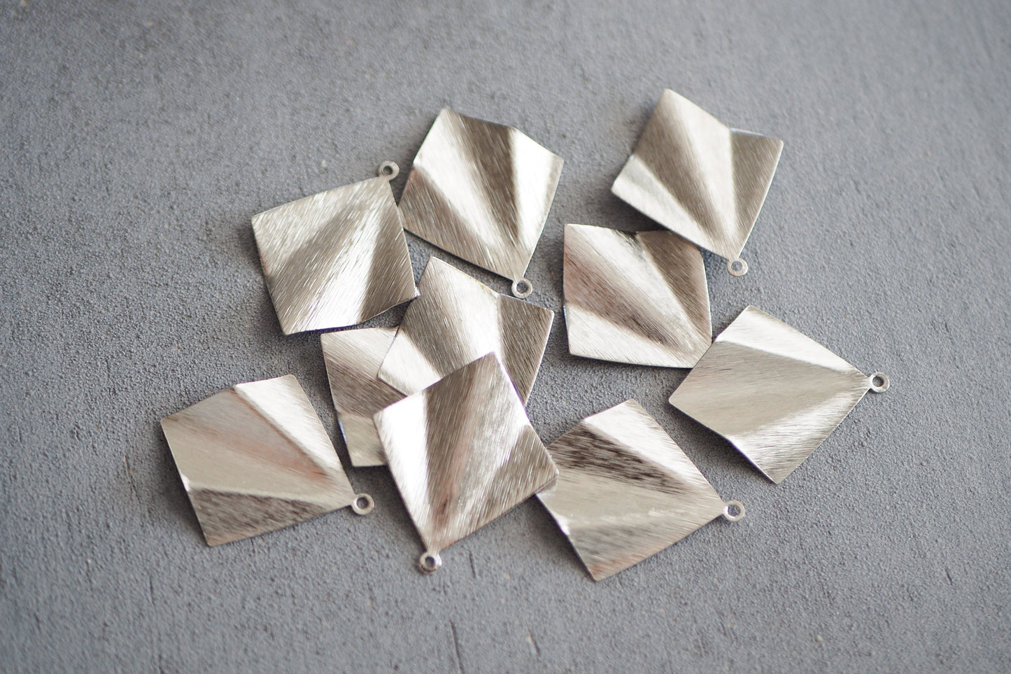 10 Anhänger in Fächerform, gebürstetes Messing, 18 Karat vergoldet ,platiniert, Gold Platin, geometrisch gefaltet, Schmuckzubehör