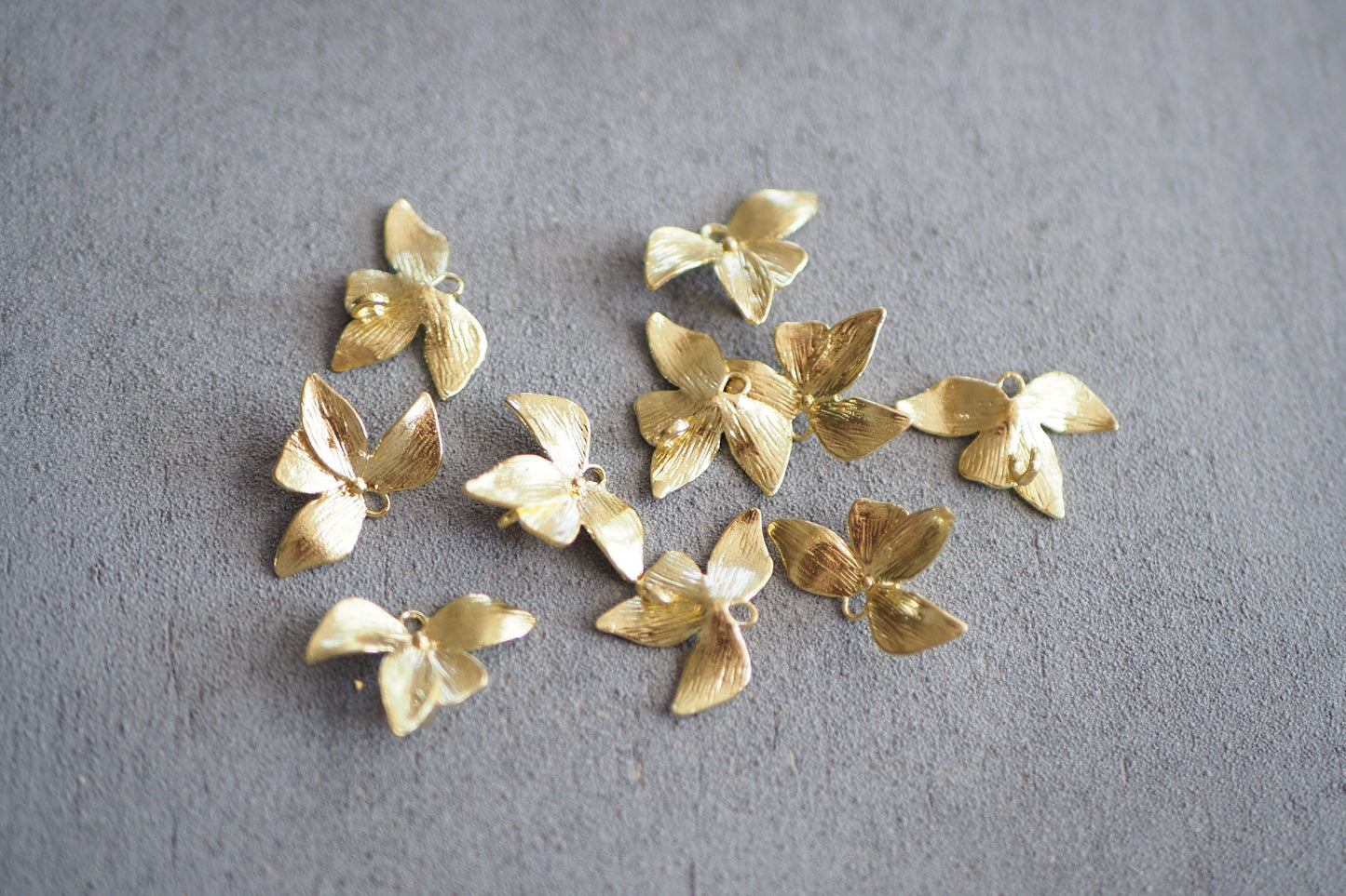 10 Verbinder aus Rohmessing, Blüte Blume Orchidee, Anhänger Charm Metallelement Schmuckzubehör