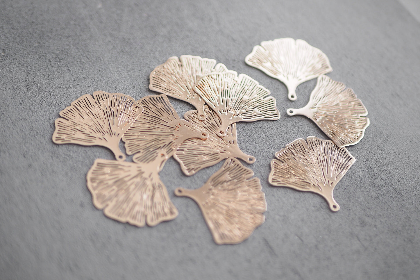10 Ginkgo Blatt Anhänger aus Messing, 30mm in Gold, Silber oder Roségold, Ginko Baum Pflanze, Charm Schmuckzubehör