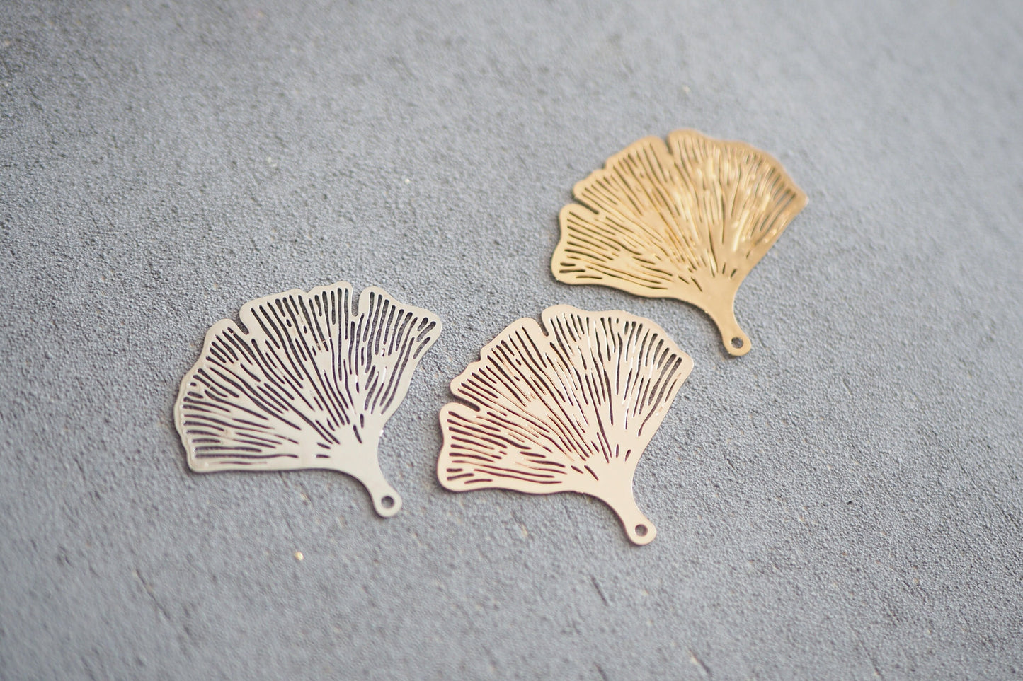 10 Ginkgo Blatt Anhänger aus Messing, 30mm in Gold, Silber oder Roségold, Ginko Baum Pflanze, Charm Schmuckzubehör