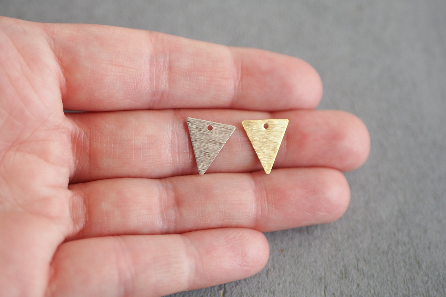 10 dreieckige Anhänger 13mm aus gebürstetem Rohmessing, 24 Karat vergoldet o. versilbert, geometrisch Dreieck minimalistisch, Schmuckzubehör