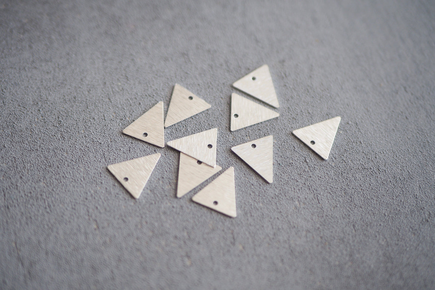 10 dreieckige Anhänger 13mm aus gebürstetem Rohmessing, 24 Karat vergoldet o. versilbert, geometrisch Dreieck minimalistisch, Schmuckzubehör