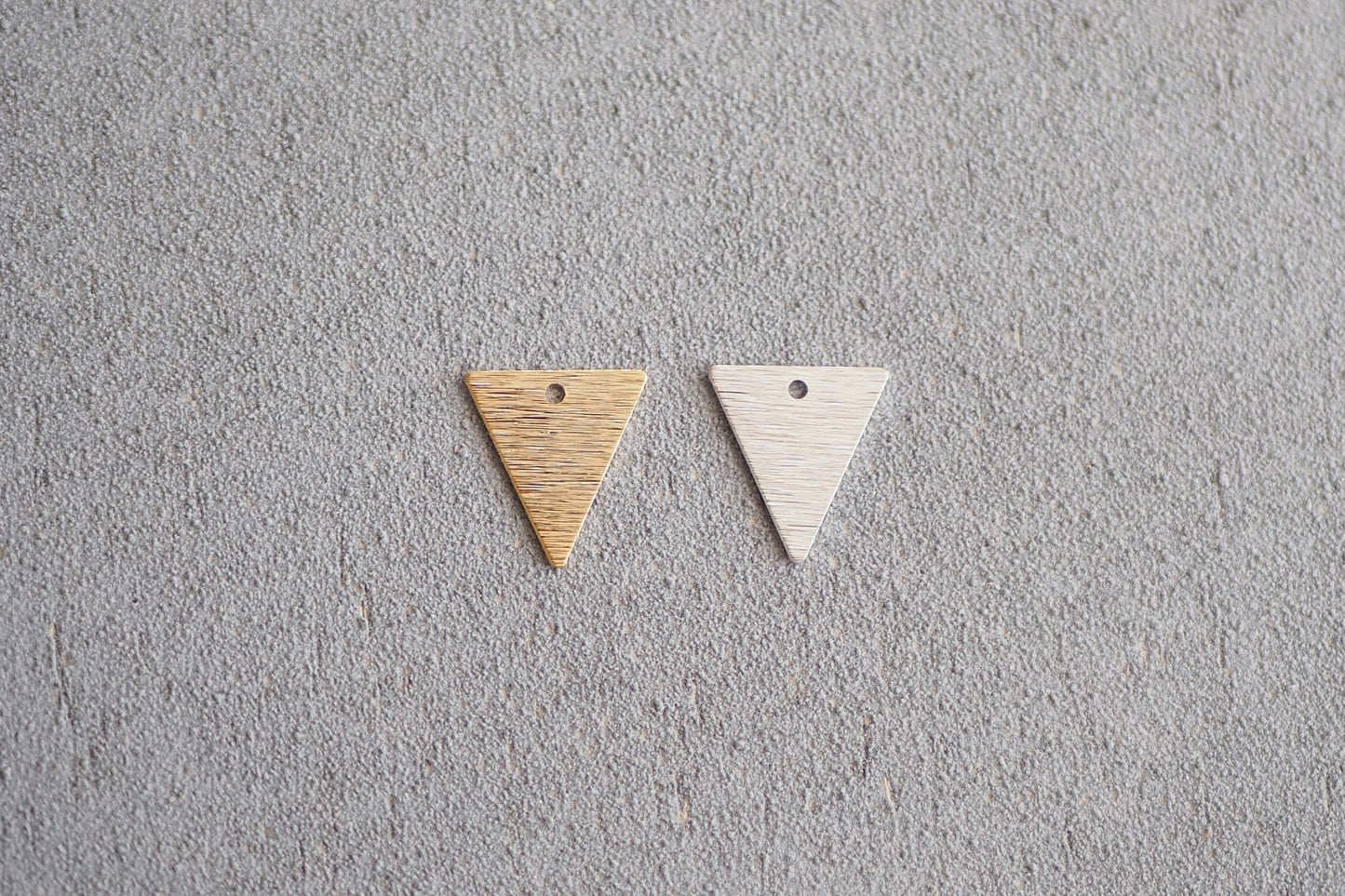 10 dreieckige Anhänger 13mm aus gebürstetem Rohmessing, 24 Karat vergoldet o. versilbert, geometrisch Dreieck minimalistisch, Schmuckzubehör