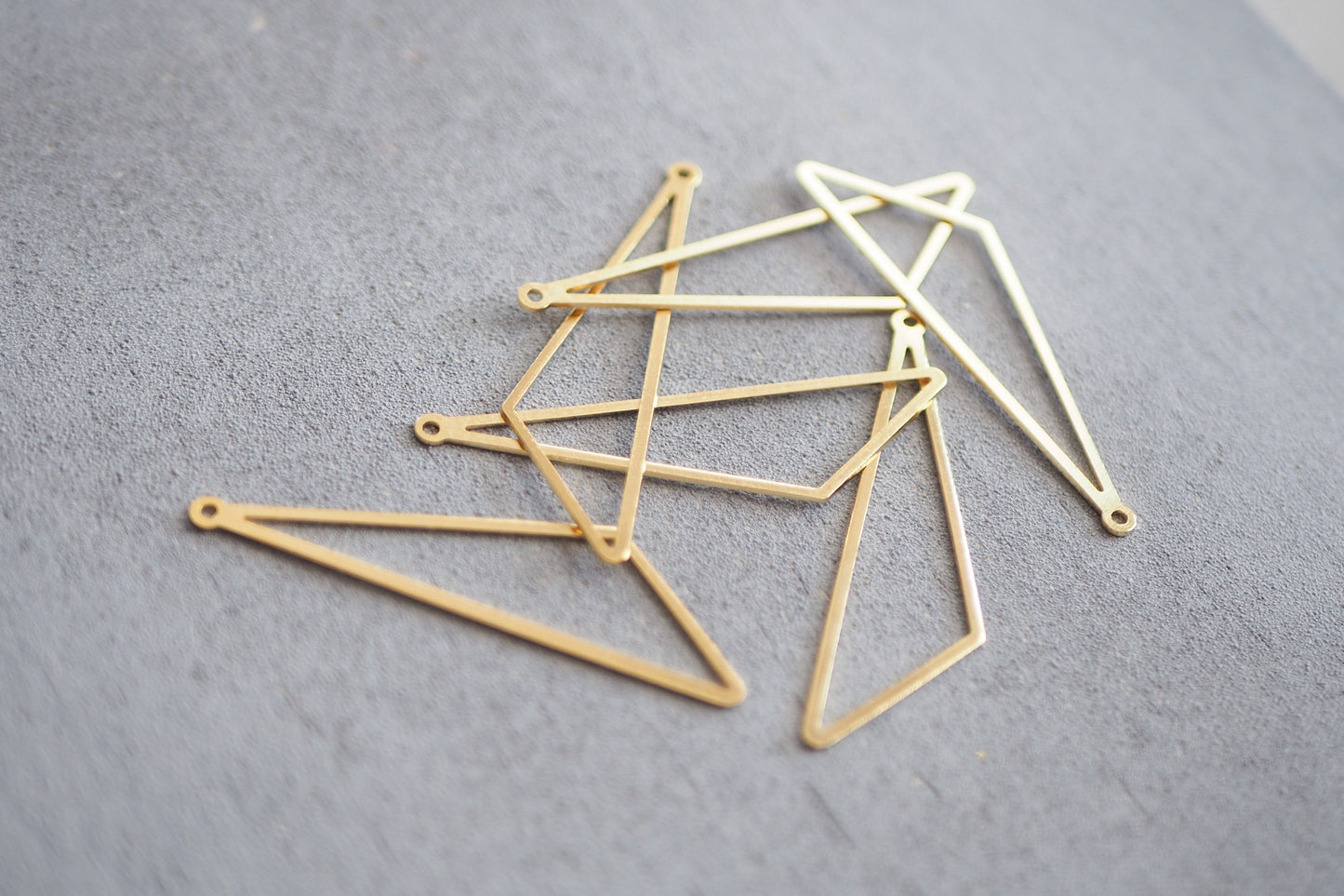 6 dreieckige Anhänger aus Messing, 57mm lang, 24 Karat vergoldet o. 925er versilbert, geometrisch Dreieck minimalistisch, Schmuckzubehör