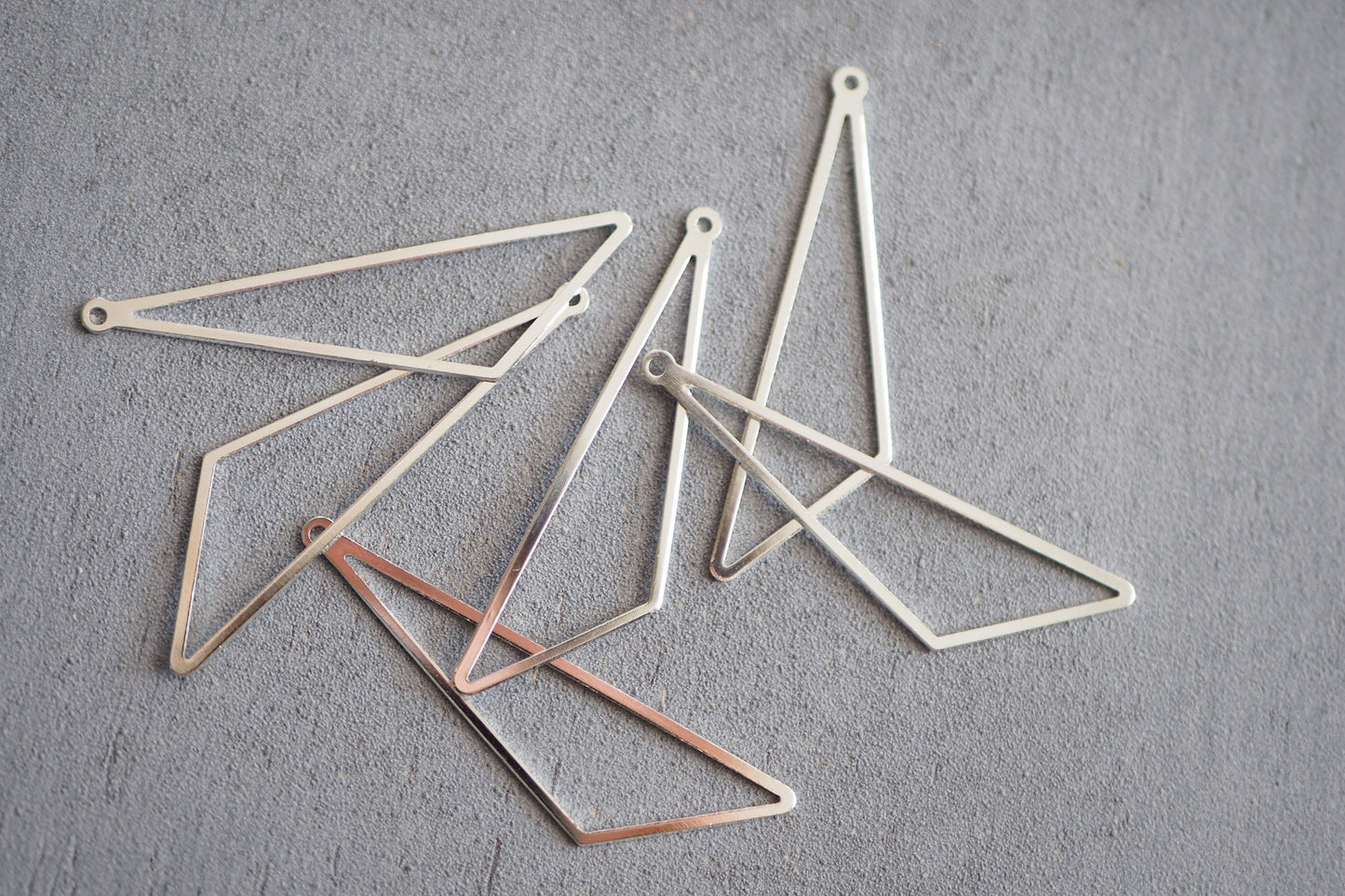 6 dreieckige Anhänger aus Messing, 57mm lang, 24 Karat vergoldet o. 925er versilbert, geometrisch Dreieck minimalistisch, Schmuckzubehör