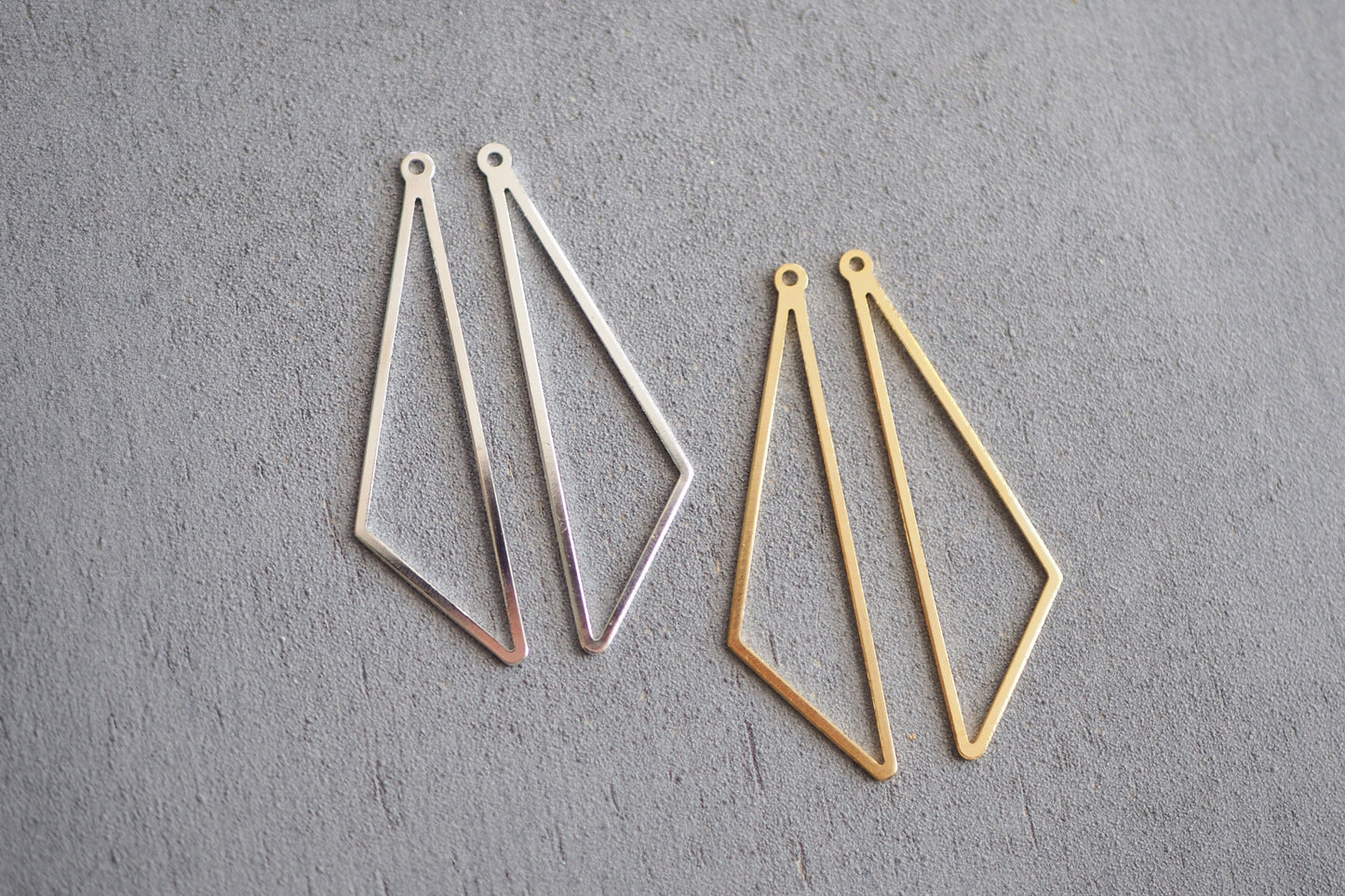 6 dreieckige Anhänger aus Messing, 57mm lang, 24 Karat vergoldet o. 925er versilbert, geometrisch Dreieck minimalistisch, Schmuckzubehör