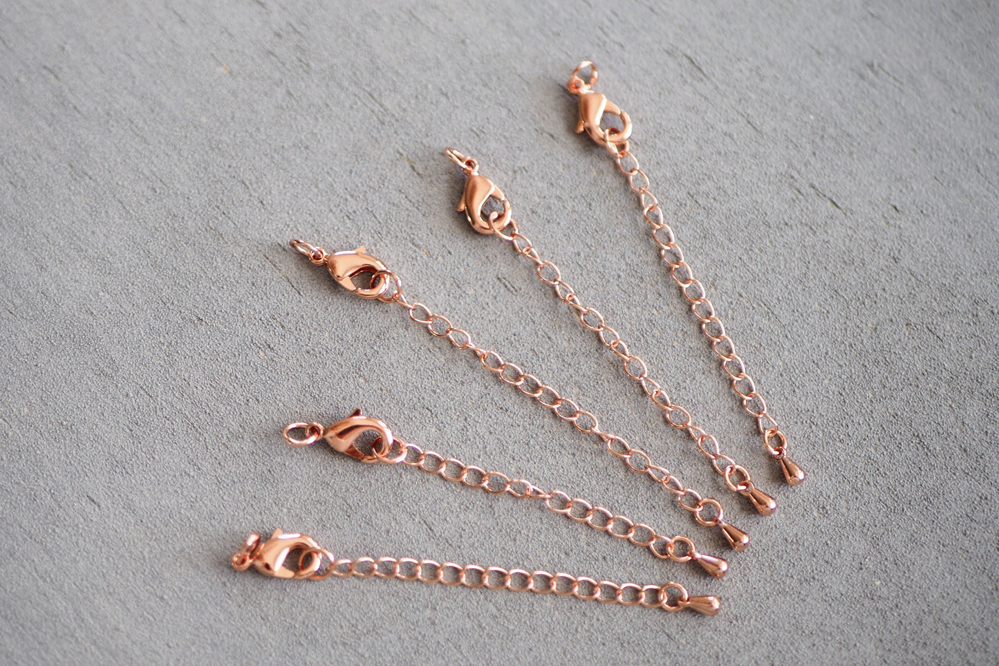 5 Karabiner Verschlüsse aus Edelstahl mit Verlängerungskette für Ketten oder Armbänder, 24 Karat echt vergoldet, Halskette Schmuckzubehör