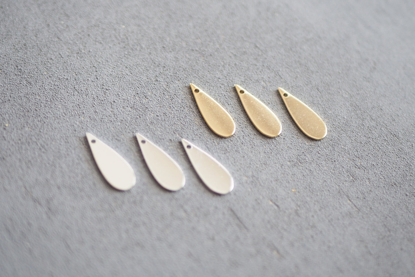 10 Tropfen Anhänger 19 x 7mm aus Rohmessing 24 Karat vergoldet o. 925er versilbert, geometrisch Träne minimalistisch, Schmuckzubehör