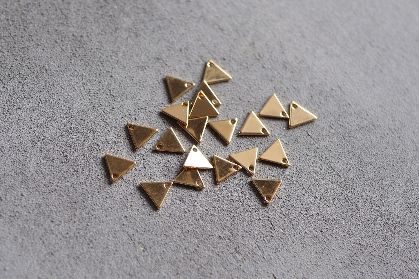 20 mini Dreieck Anhänger aus Messing, 7x8mm, 18 Karat vergoldet oder echt platiniert, geometrisch minimalistisch dreieckig, Schmuckzubehör