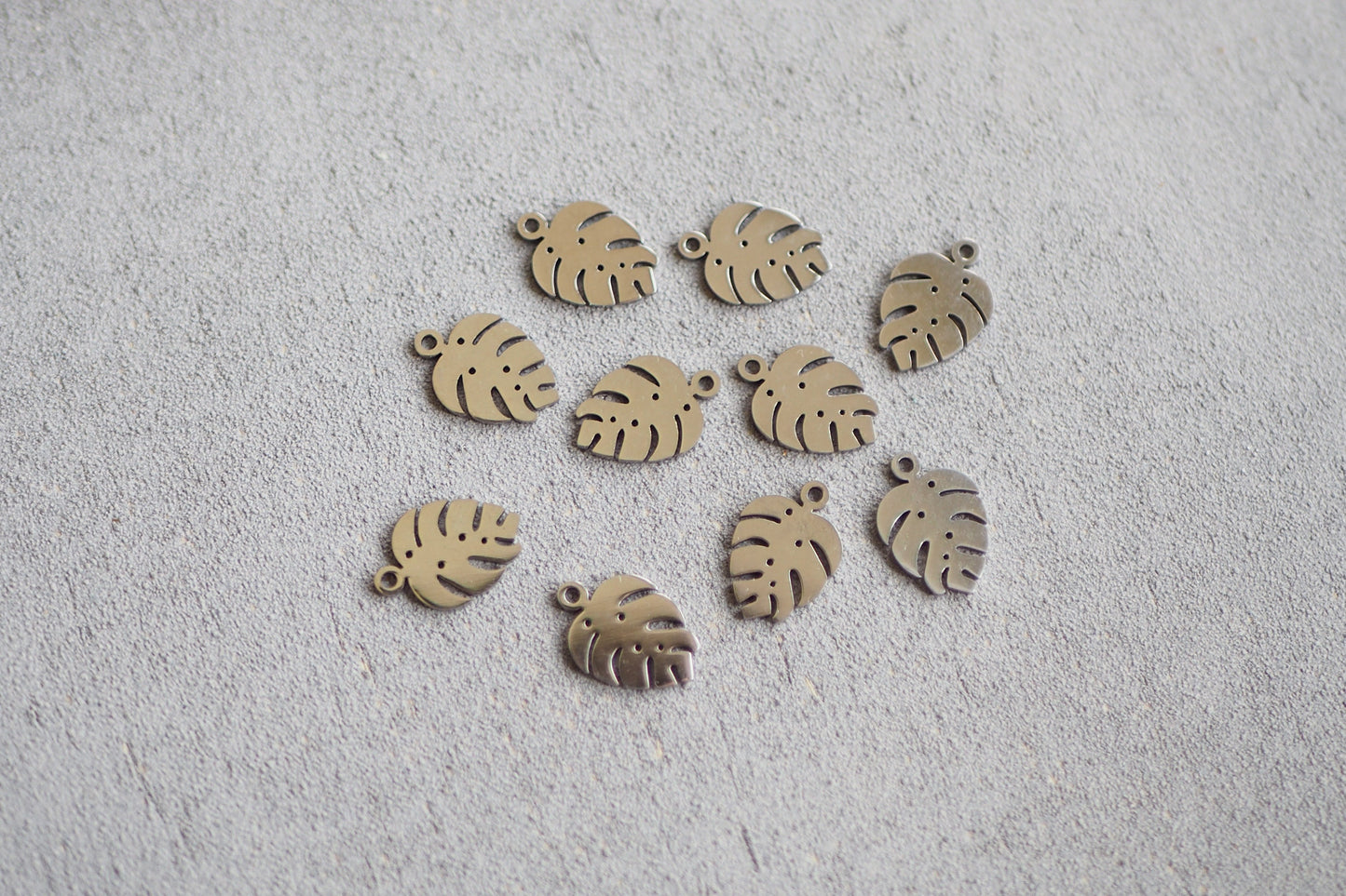 10 Monstera Anhänger, gold Edelstahl, Blatt Fensterblatt Pflanze, Schmuckzubehör
