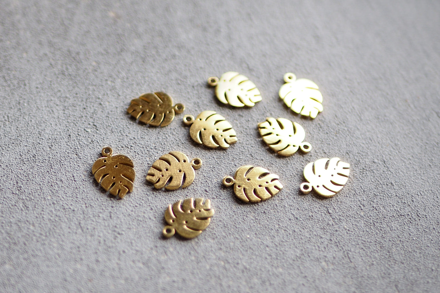 10 Monstera Anhänger, gold Edelstahl, Blatt Fensterblatt Pflanze, Schmuckzubehör