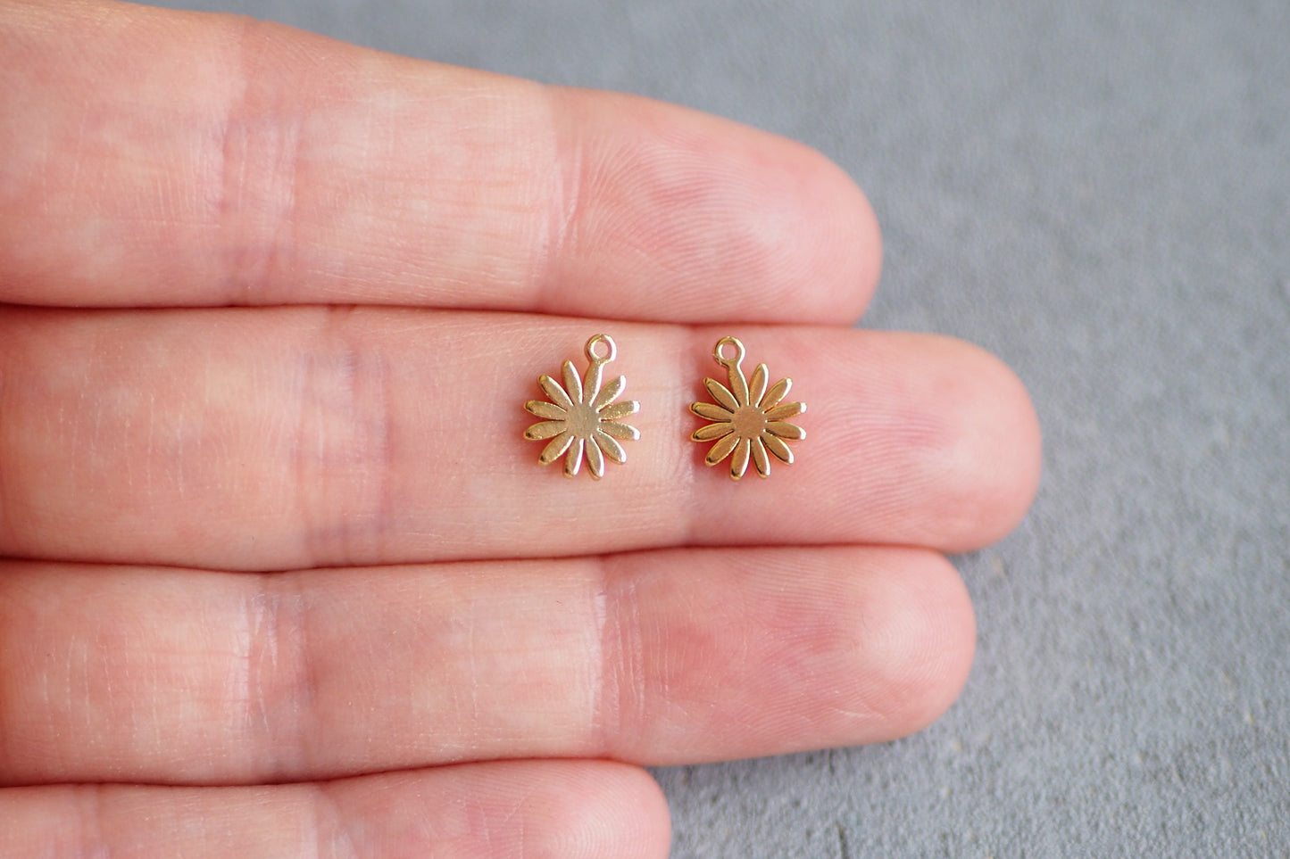 10 kleine Blumen Anhänger aus Messing, 18 Karat echt vergoldet, 10x8mm, Blume Gänseblümchen Blüte Seerose Charm, Schmuckzubehör