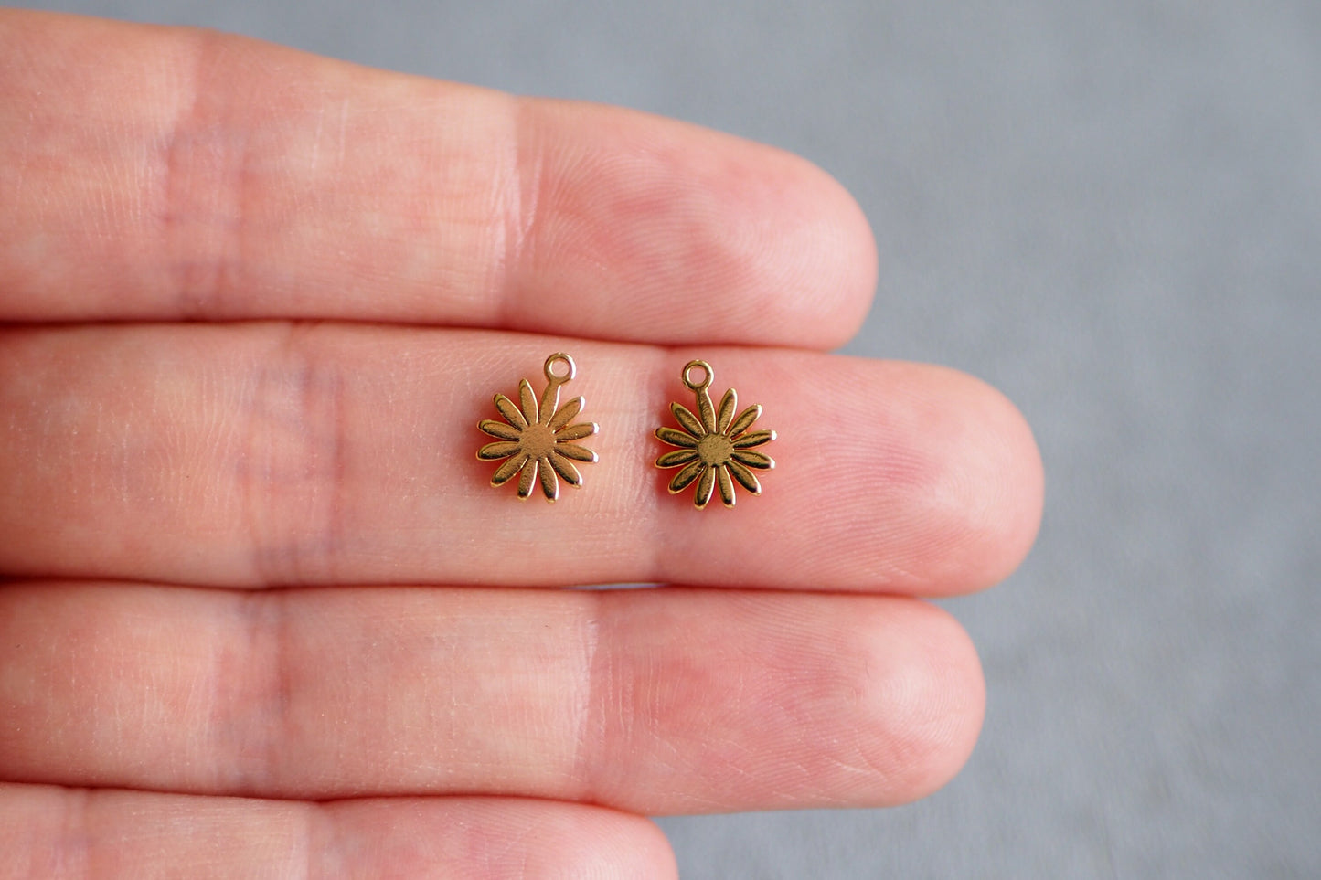 10 kleine Blumen Anhänger aus Messing, 18 Karat echt vergoldet, 10x8mm, Blume Gänseblümchen Blüte Seerose Charm, Schmuckzubehör