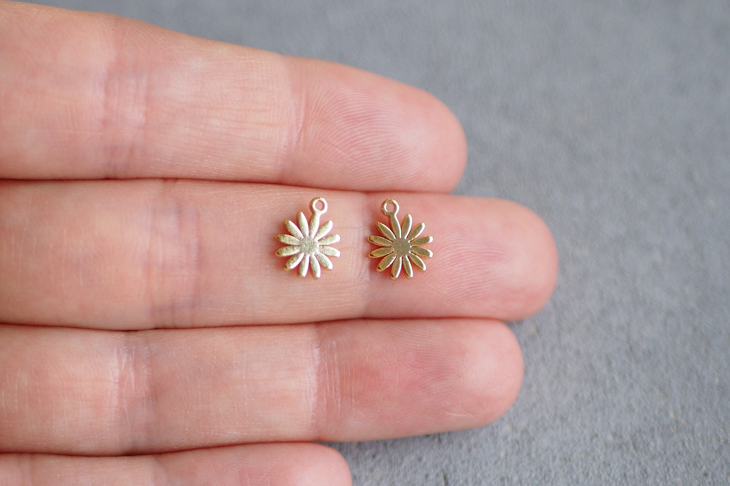 10 kleine Blumen Anhänger aus Messing, 18 Karat echt vergoldet, 10x8mm, Blume Gänseblümchen Blüte Seerose Charm, Schmuckzubehör