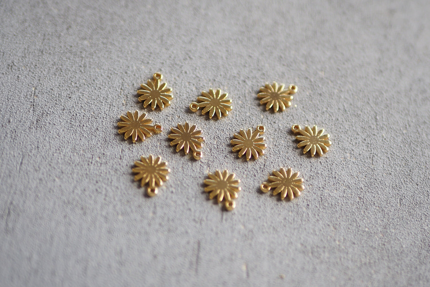10 kleine Blumen Anhänger aus Messing, 18 Karat echt vergoldet, 10x8mm, Blume Gänseblümchen Blüte Seerose Charm, Schmuckzubehör