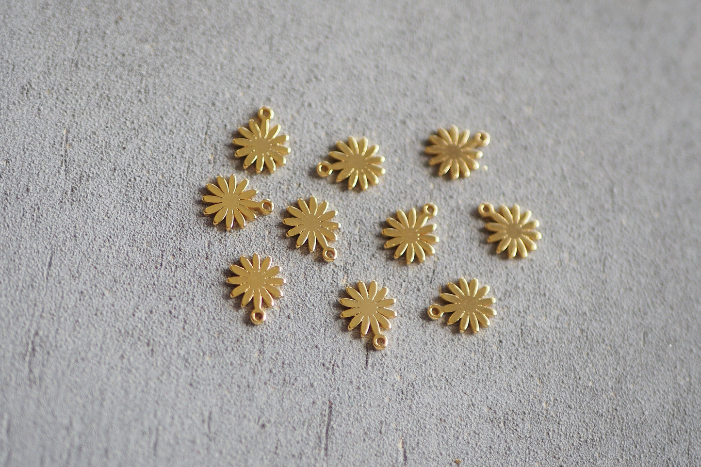 10 kleine Blumen Anhänger aus Messing, 18 Karat echt vergoldet, 10x8mm, Blume Gänseblümchen Blüte Seerose Charm, Schmuckzubehör
