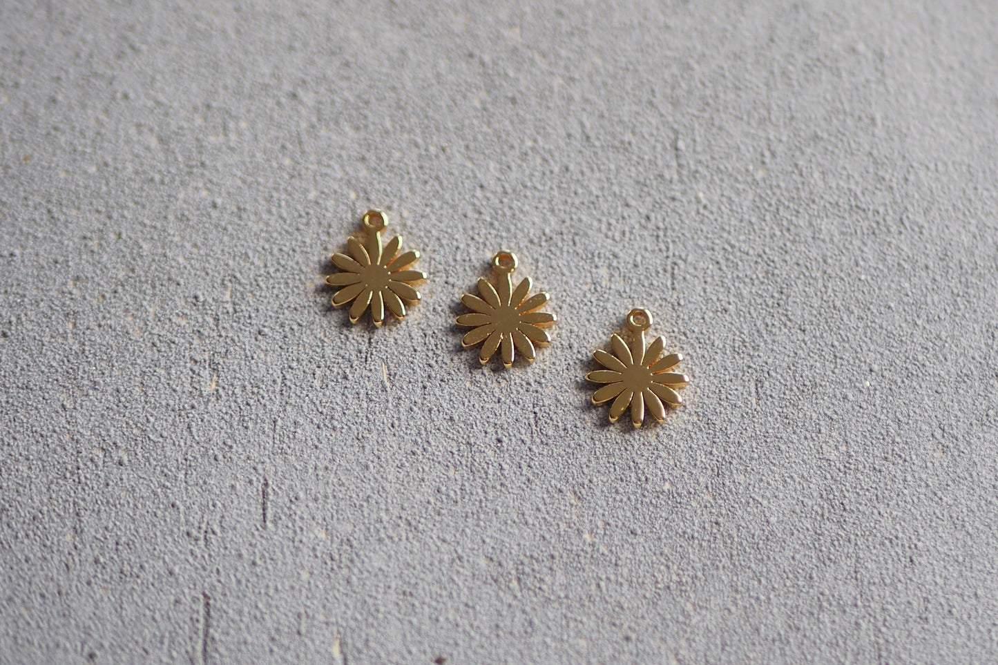 10 kleine Blumen Anhänger aus Messing, 18 Karat echt vergoldet, 10x8mm, Blume Gänseblümchen Blüte Seerose Charm, Schmuckzubehör