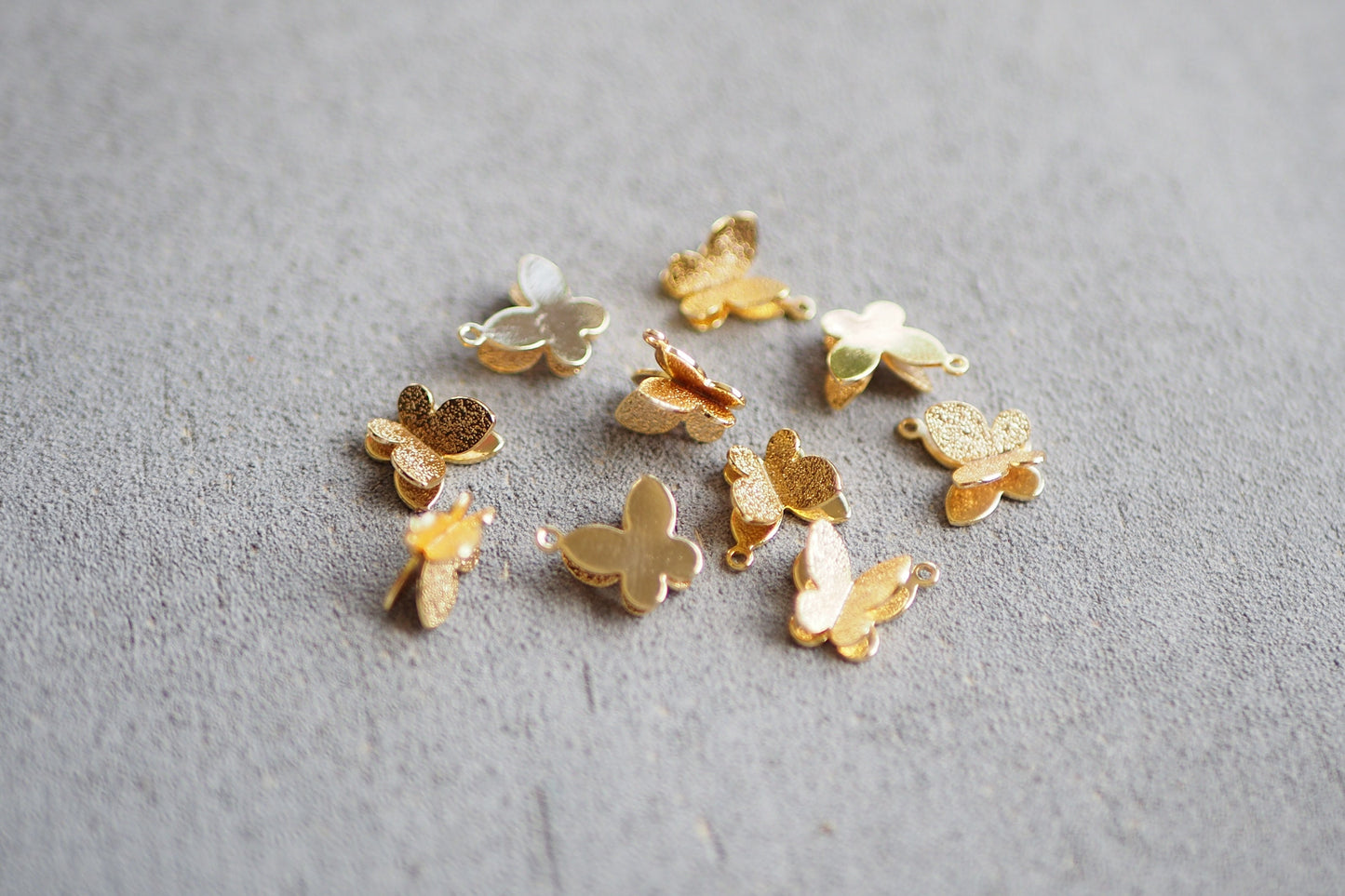 10 Schmetterling Anhänger aus Messing, 8x10mm, 18 Karat echt vergoldet, Flügel Frühling Butterfly Charm, Schmuckzubehör
